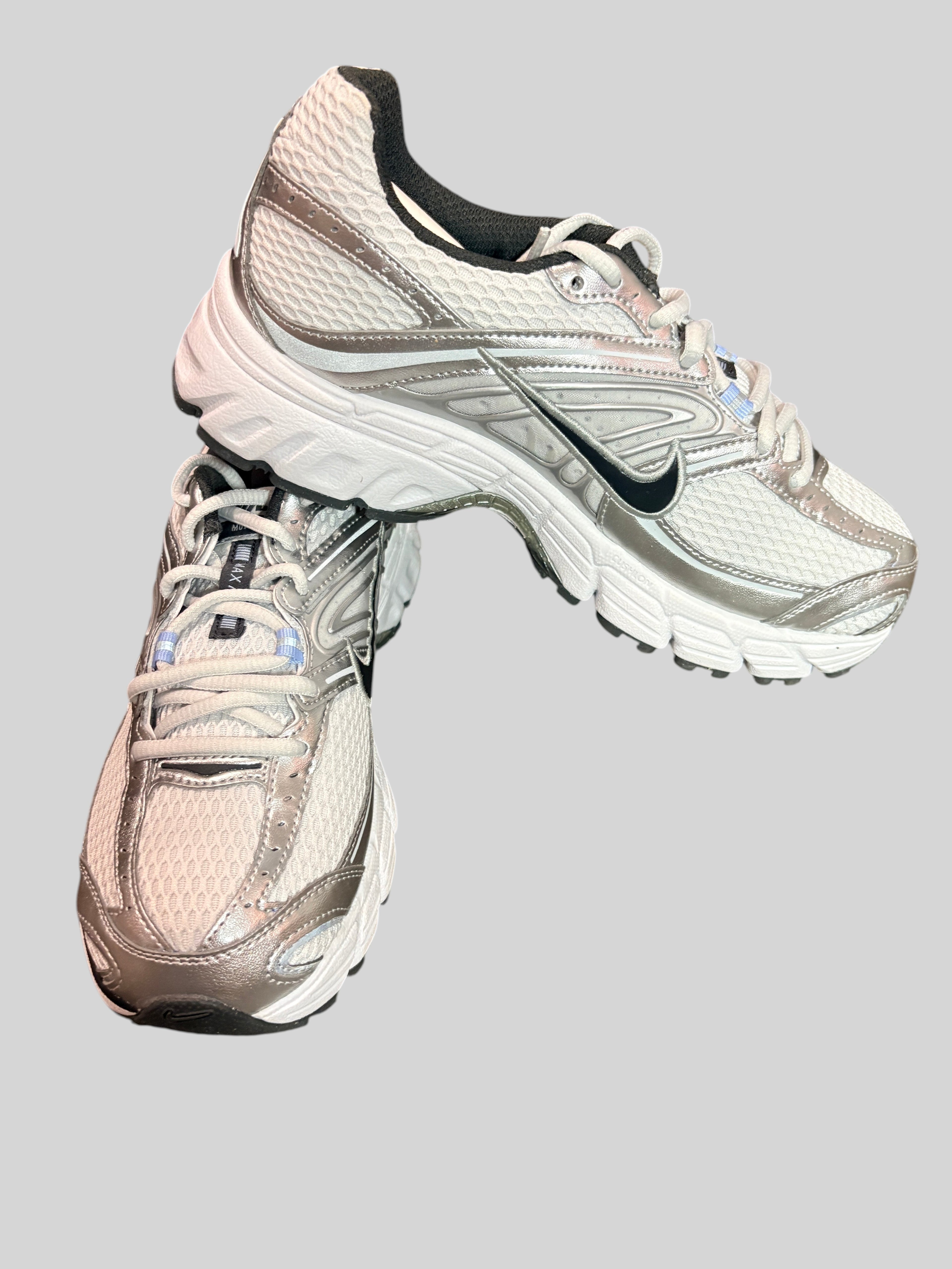 Baskets FASHION SC Nike Air Max Moto 2K en mesh gris clair et détails métallisés argentés, style running rétro.