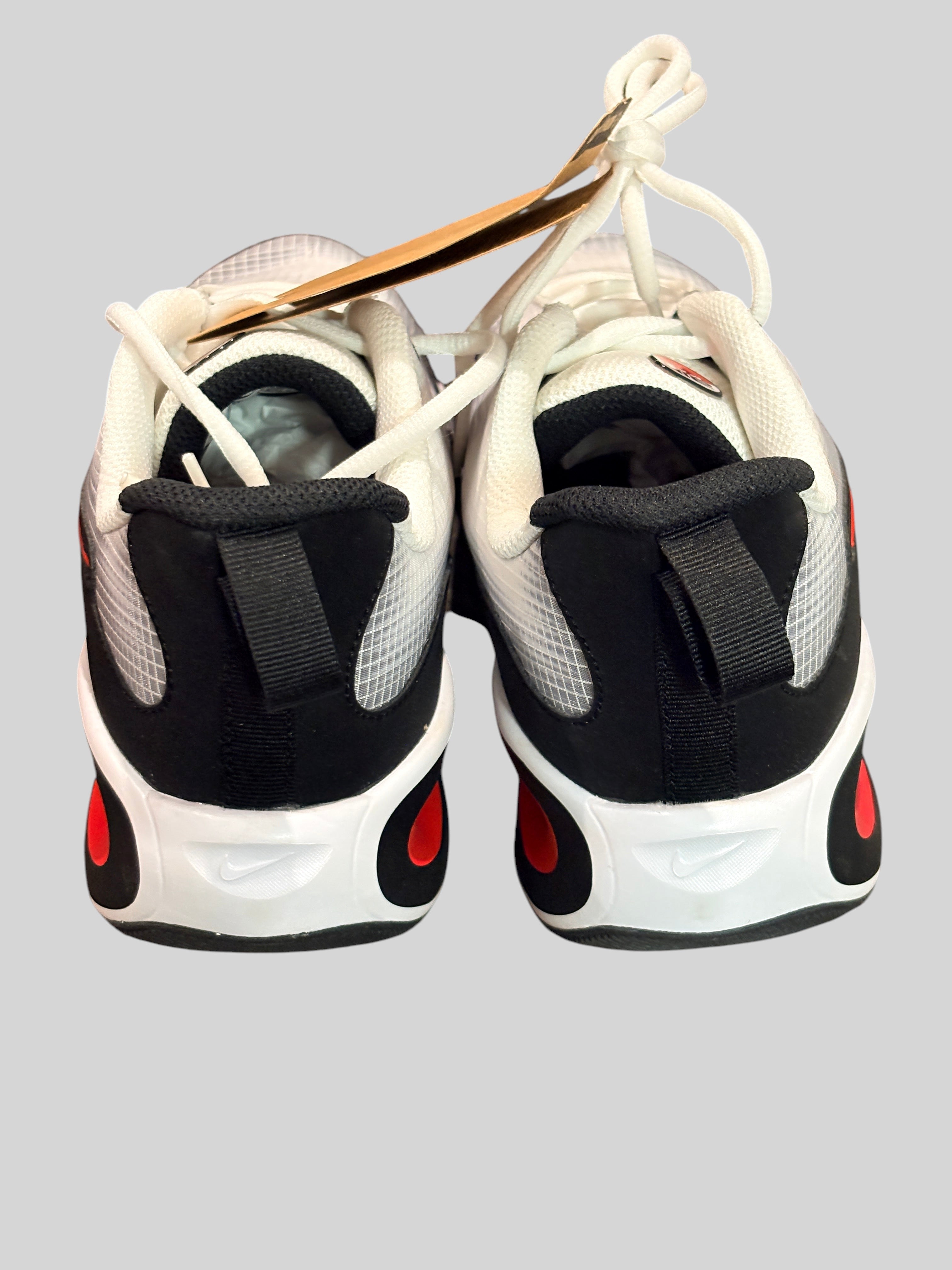 Vue arrière des baskets FASHION SC Nike Air Max Nova GS blanches, noires et rouges avec étiquette attachée