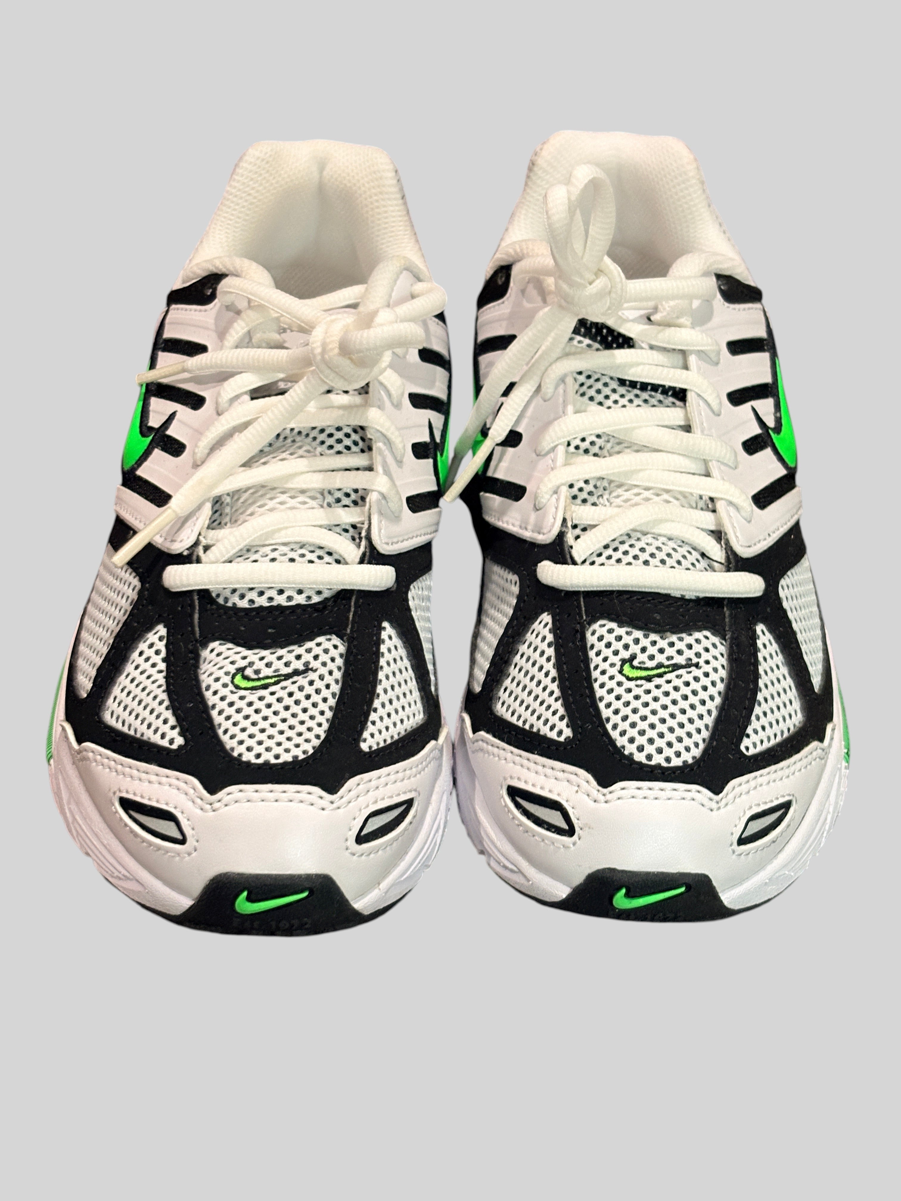 Baskets FASHION SC Nike Air Max Nova blanches avec détails noirs et logos vert fluo, vue de face