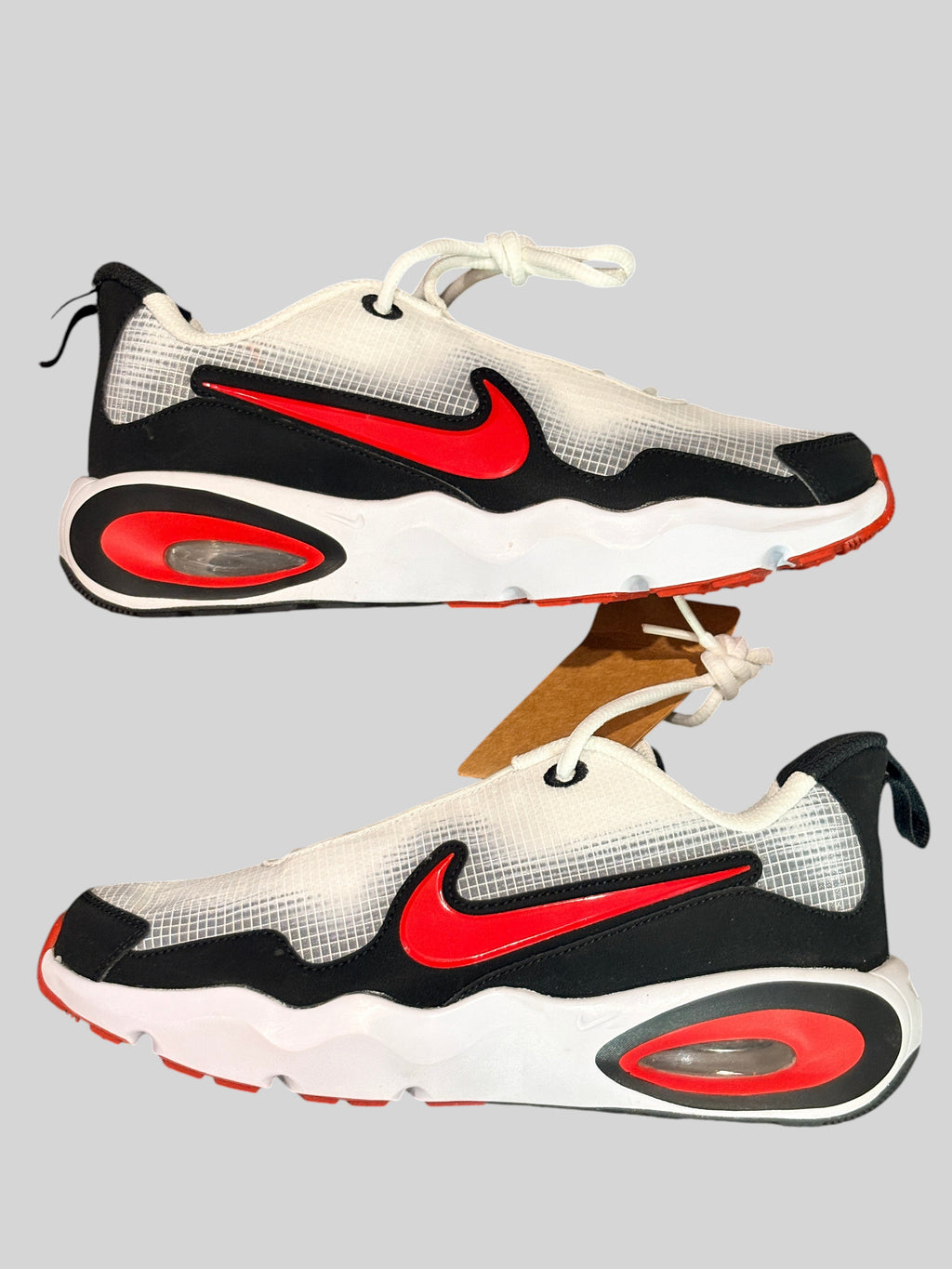Baskets FASHION SC Nike Air Max Nova GS blanches, noires et rouges avec logo latéral et unité Air visible