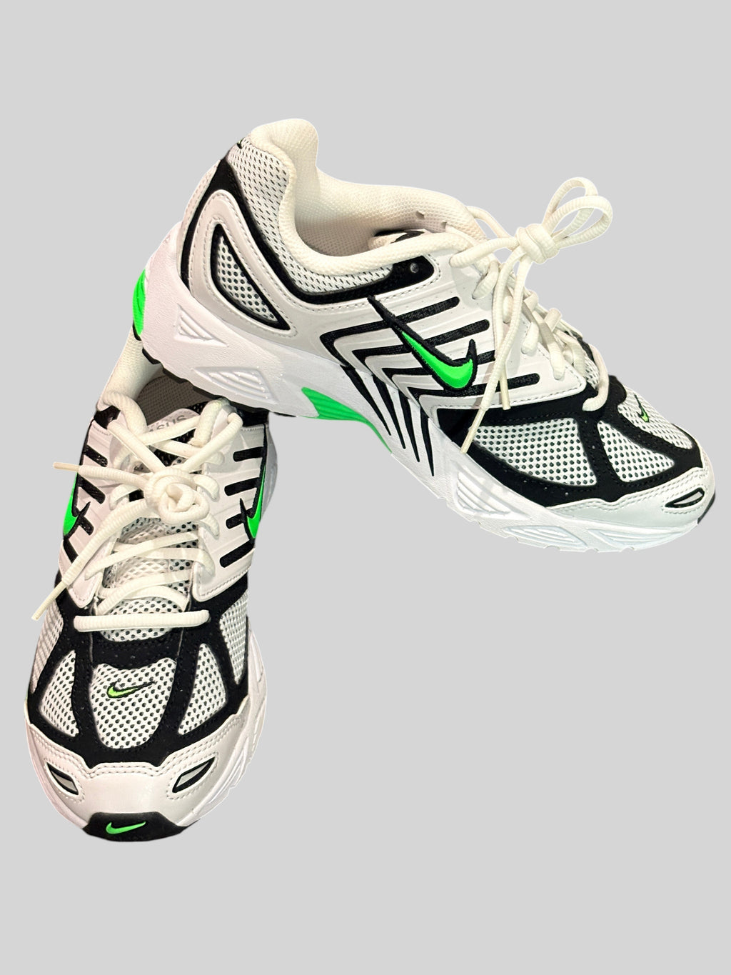 Baskets FASHION SC Nike Air Max Nova blanches, noires et vert fluo avec empeigne en mesh respirant