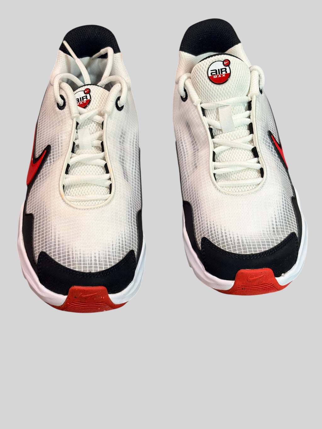 Baskets FASHION SC Nike Air Max Nova GS blanches avec détails noirs et rouges, style sportif et moderne