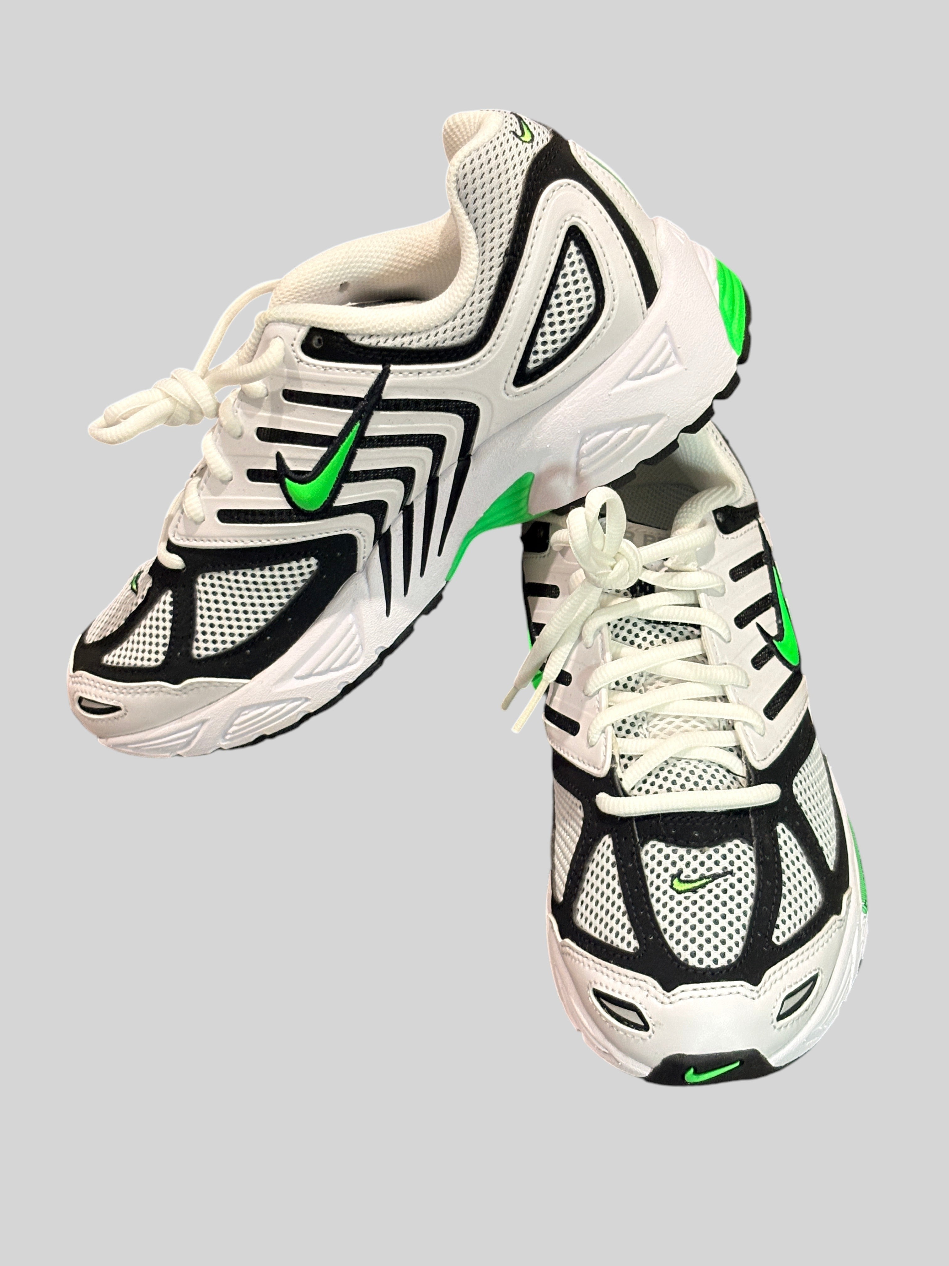 Baskets FASHION SC Nike Air Max Nova GS blanches avec détails noirs et accents vert néon, style sportif