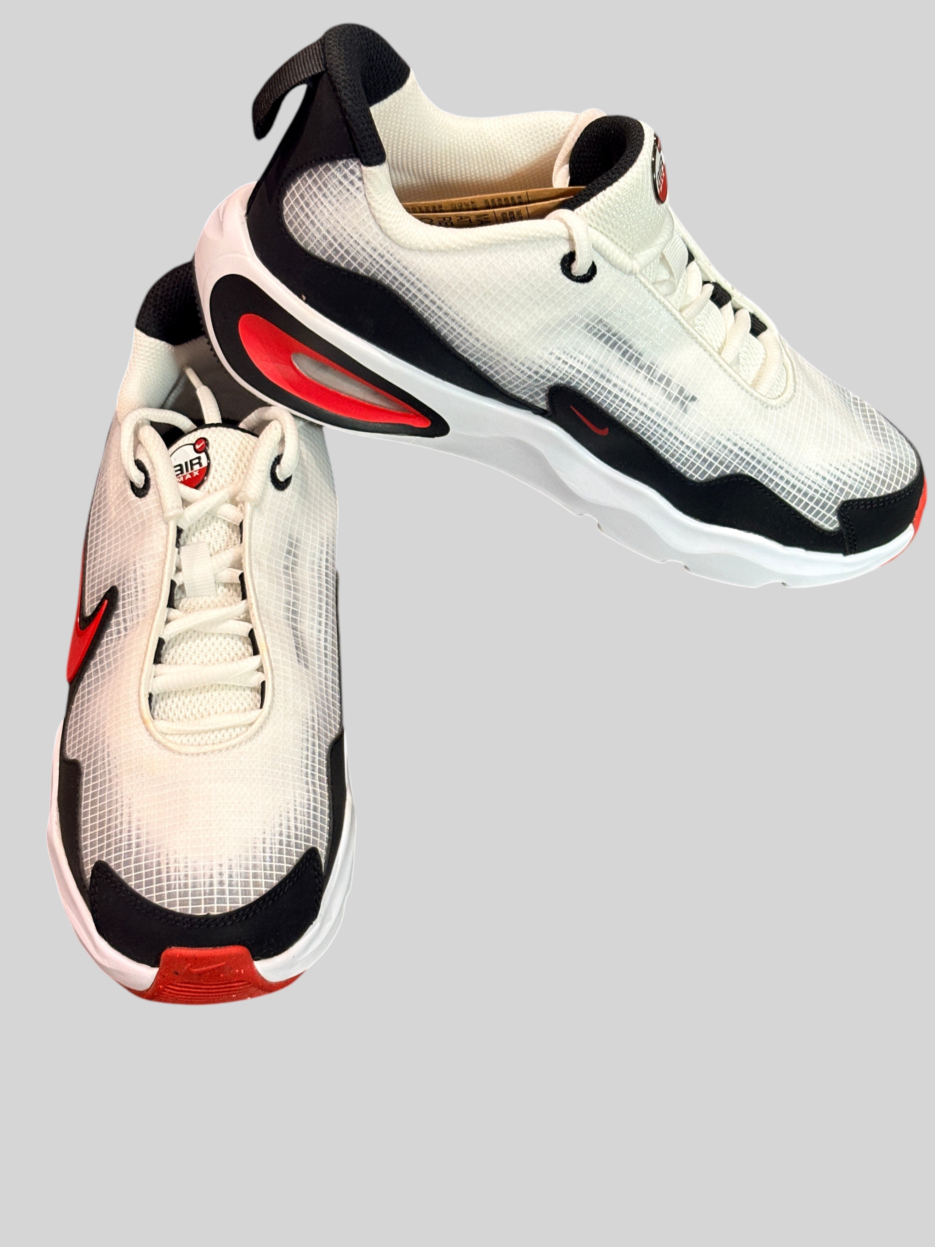 Baskets Nike Air Max Nova GS blanches, noires et rouges par FASHION SC, design sportif en mesh et détails contrastés