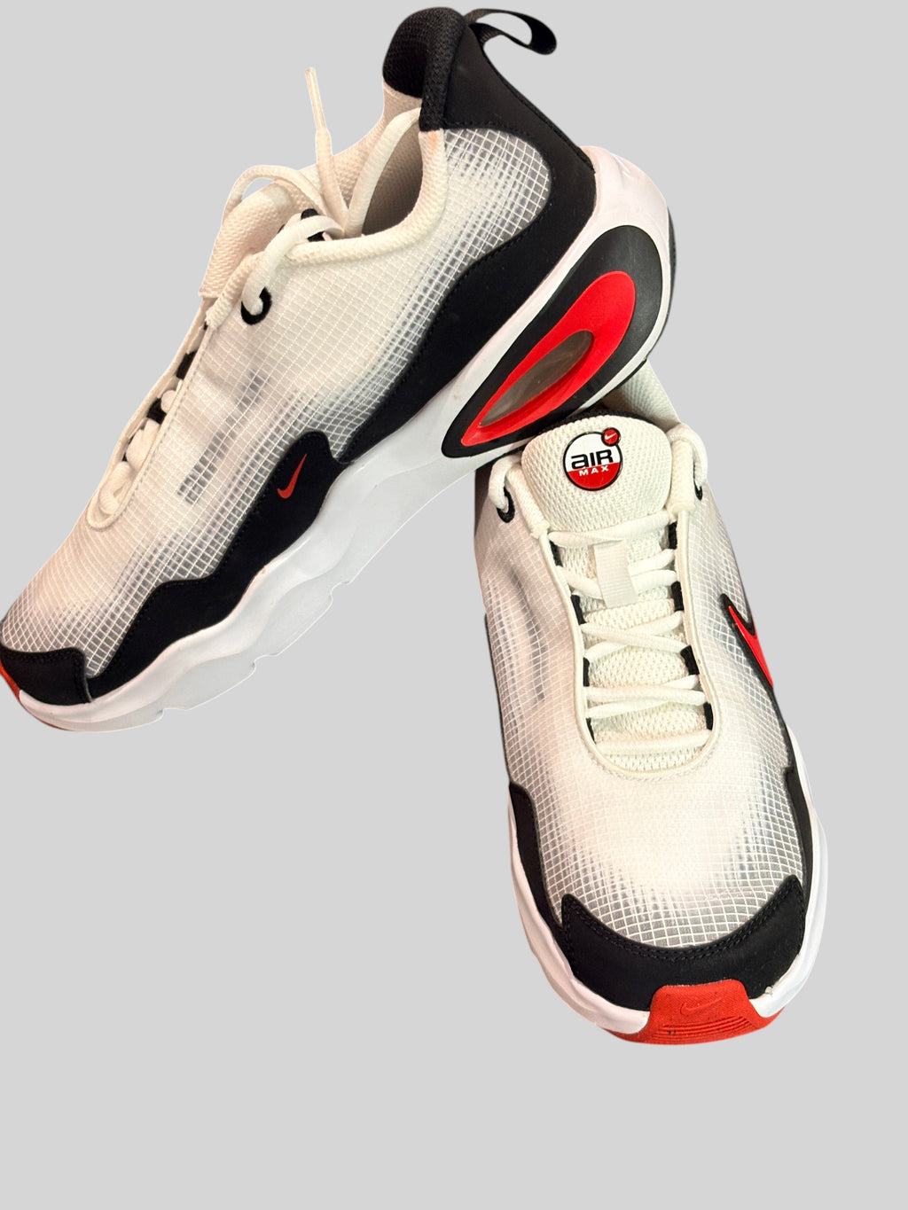 Baskets FASHION SC Nike Air Max Nova GS blanches, noires et rouges avec empeigne en mesh technique et semelle Air Max