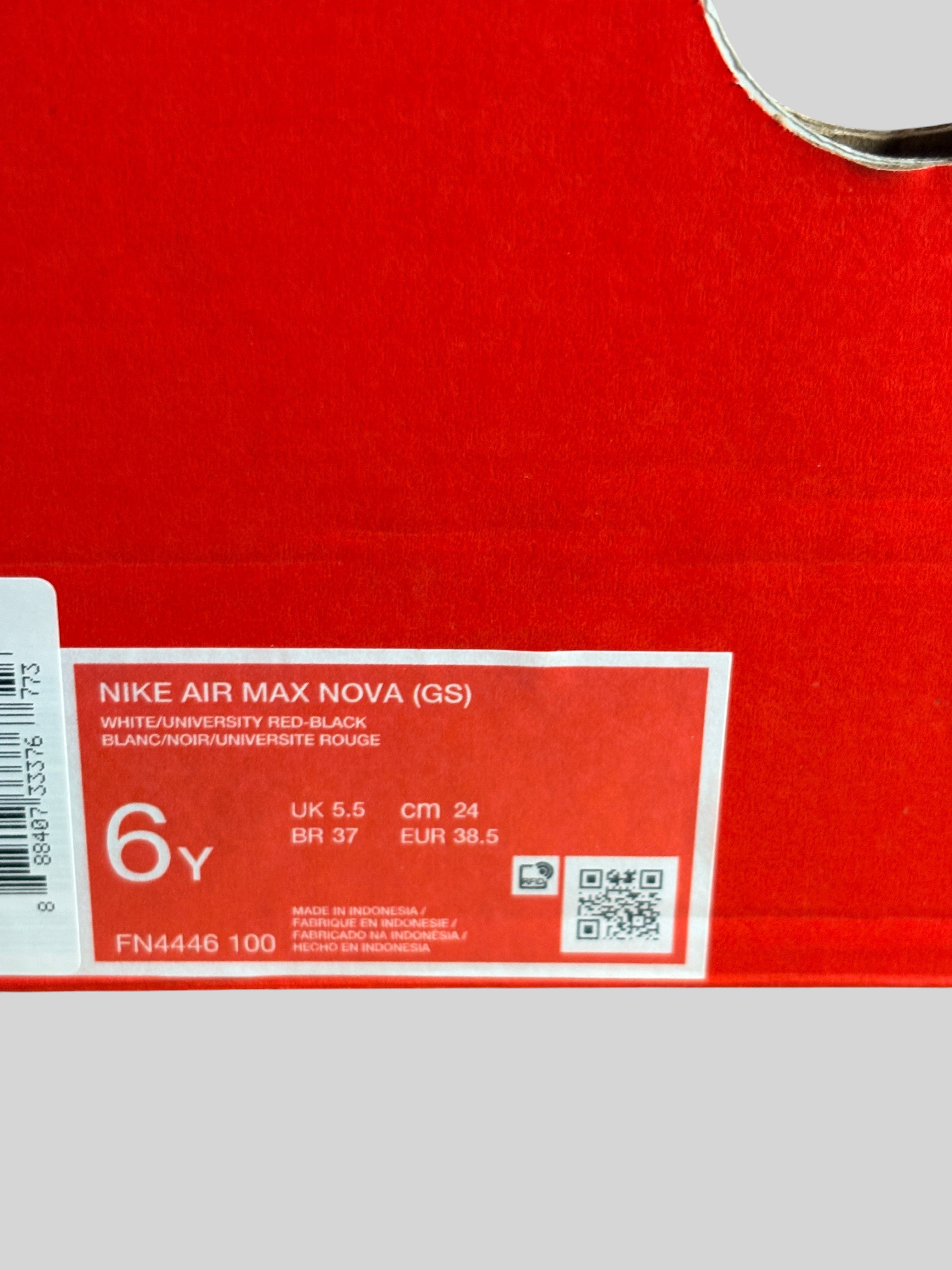 Étiquette de boîte à chaussures FASHION SC pour Nike Air Max Nova GS en blanc, noir et rouge universitaire
