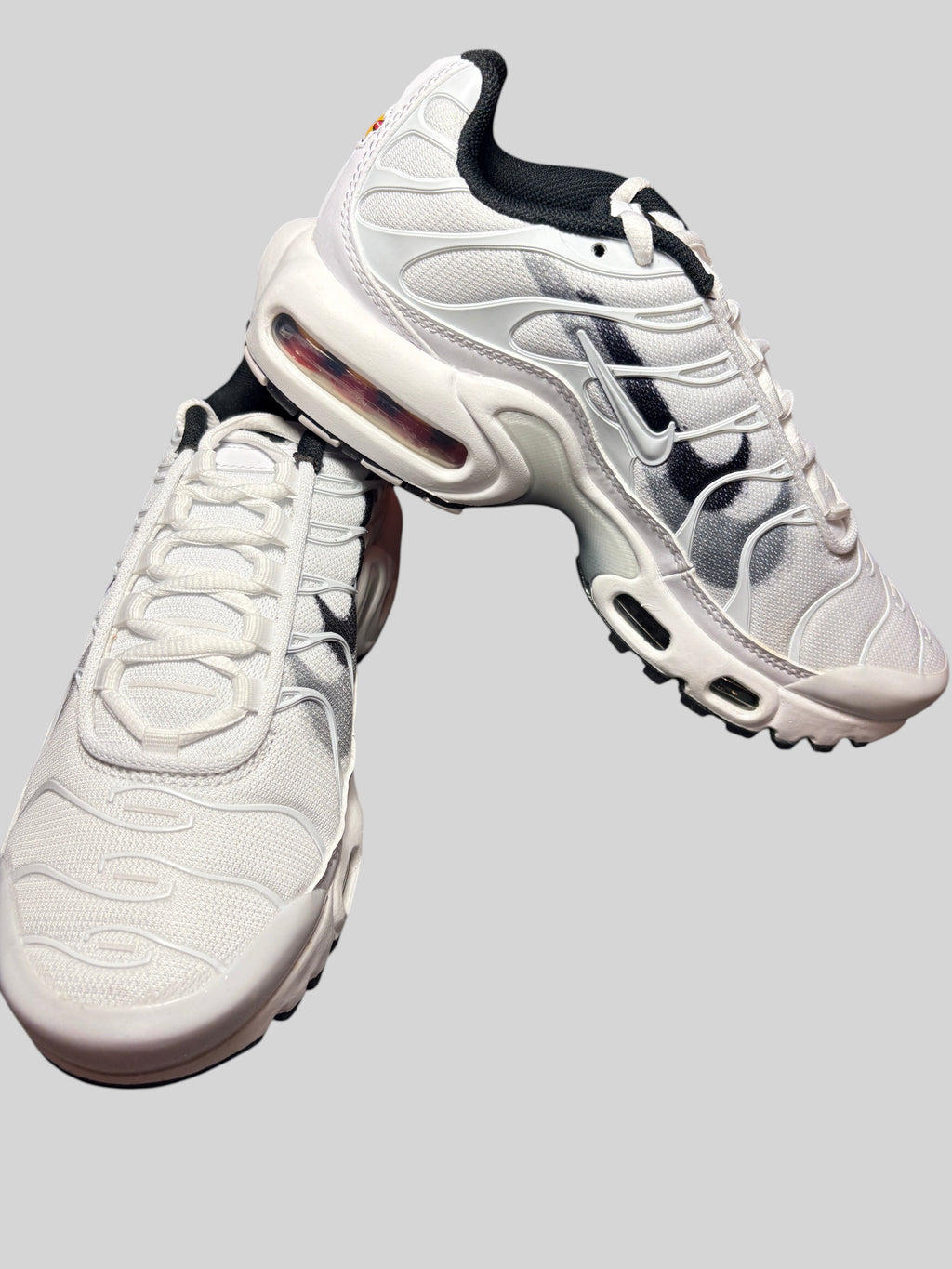 Baskets FASHION SC Nike Air Max Plus GS blanches et grises en mesh avec amorti Tuned Air visible