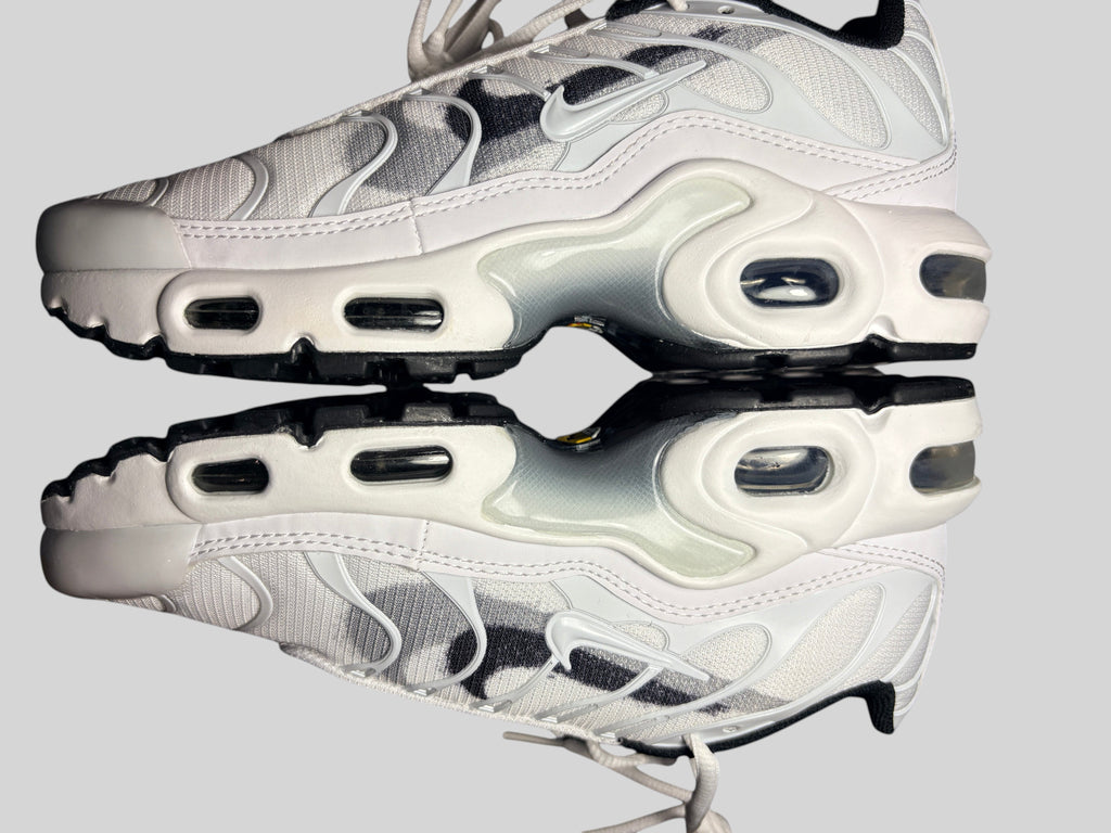 Baskets FASHION SC Nike Air Max Plus TN GS blanches et grises avec tige en mesh et amorti Tuned Air visible