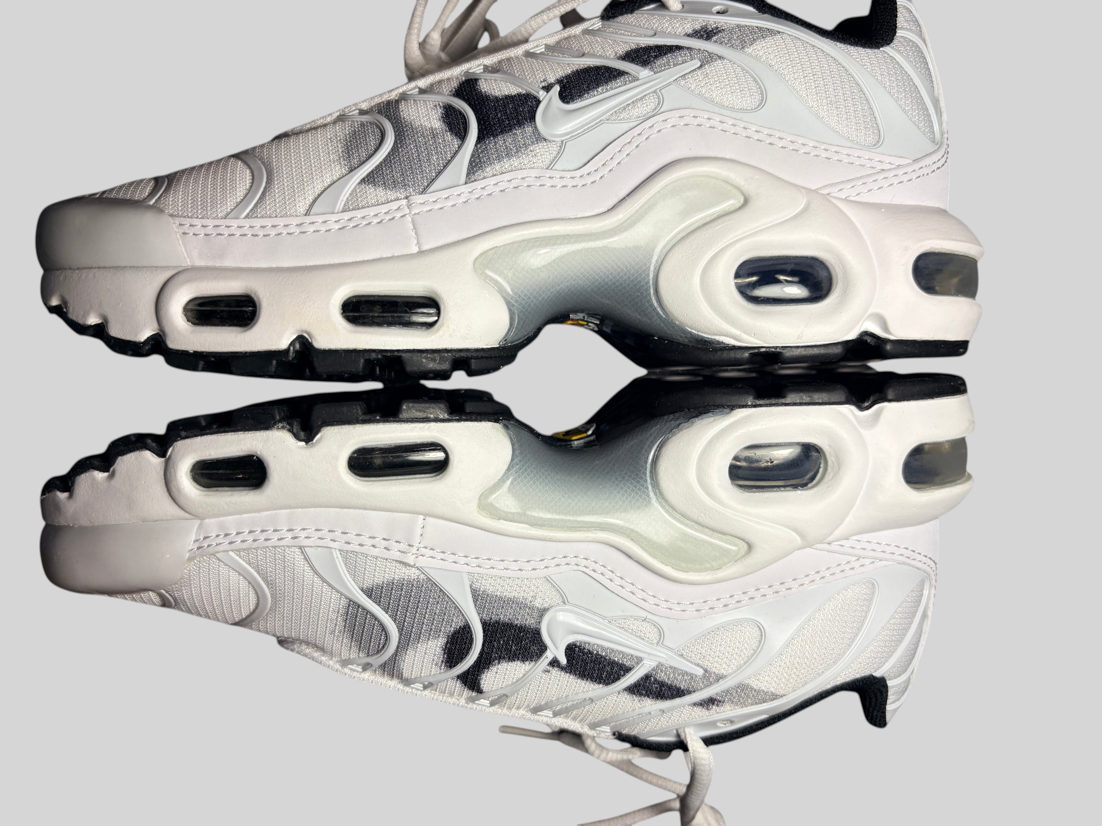 Baskets FASHION SC Nike Air Max Plus TN GS blanches et grises avec tige en mesh et amorti Tuned Air visible