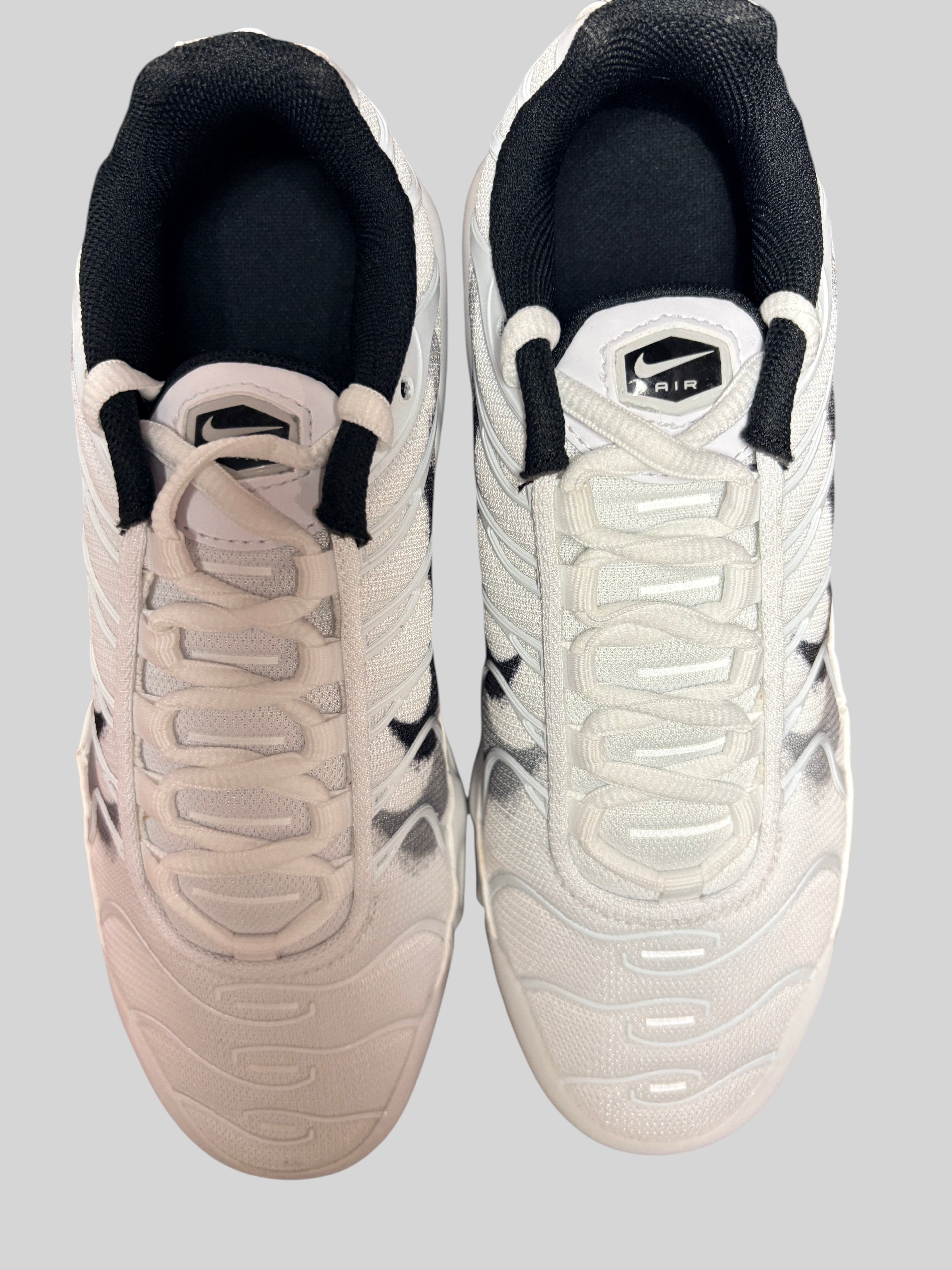 Baskets FASHION SC Nike Air Max Plus GS blanches et grises avec tige en mesh et amorti Tuned Air