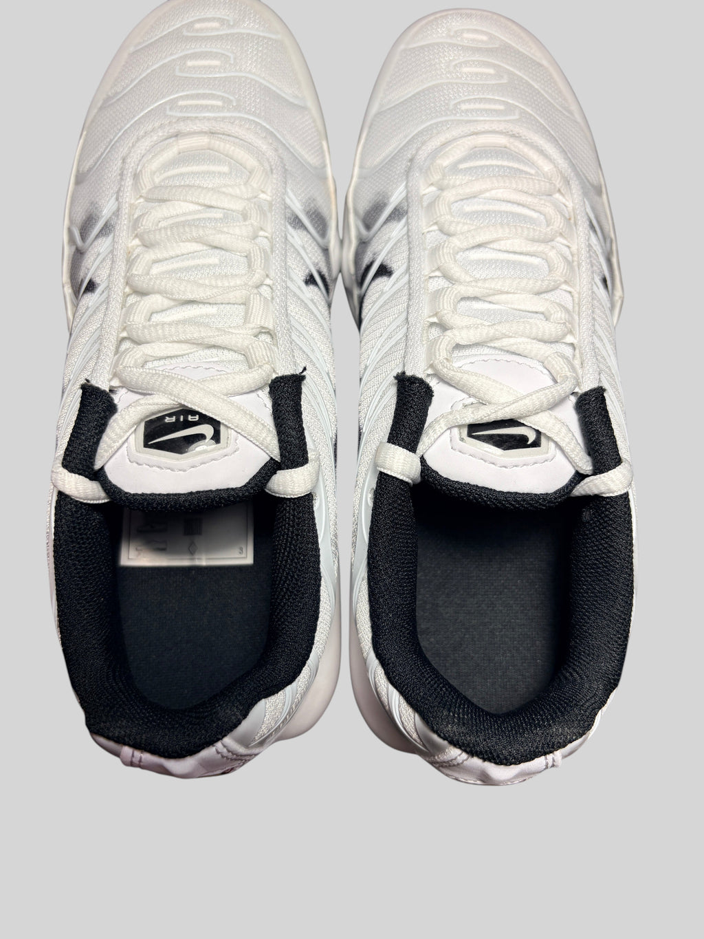 Paire de baskets FASHION SC Nike Air Max Plus GS blanches et grises en mesh avec doublure noire, vue de dessus