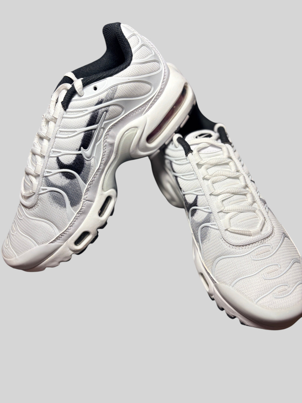 Baskets FASHION SC Nike Air Max Plus GS blanches et grises avec tige en mesh et amorti Tuned Air