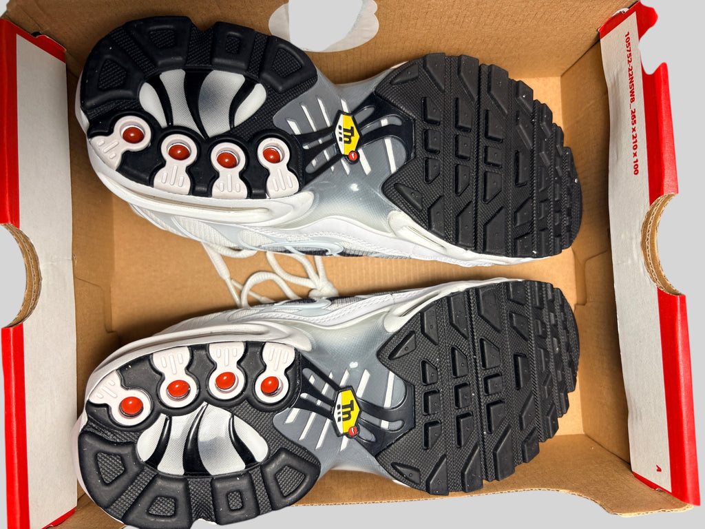 Semelles extérieures en caoutchouc noir et blanc des baskets FASHION SC Nike Air Max Plus GS avec amorti Tuned Air