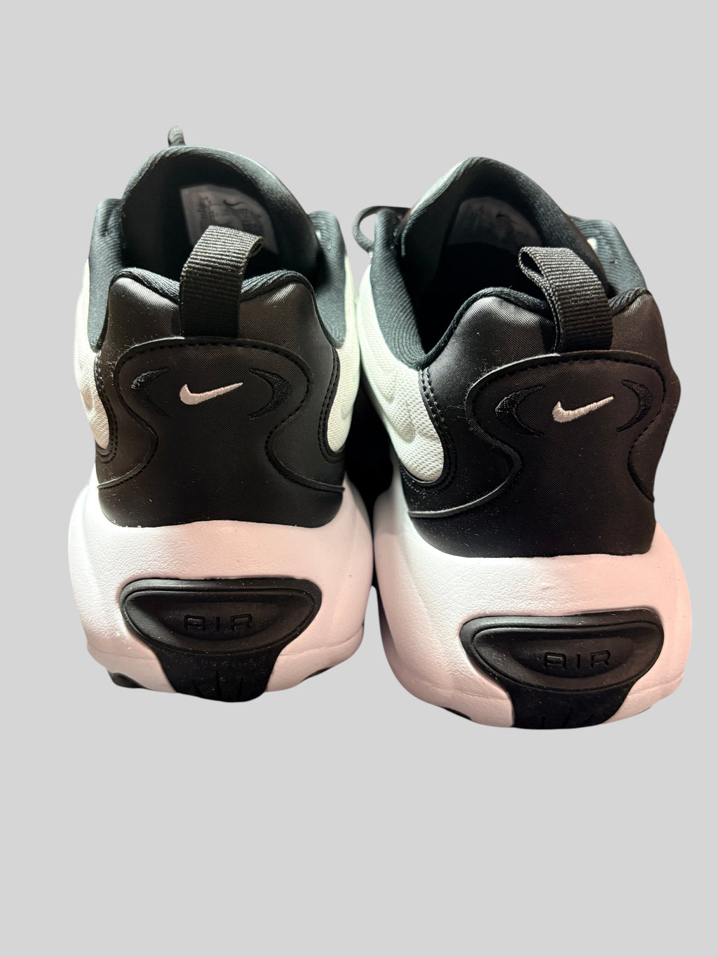 Vue arrière des baskets FASHION SC Nike Air Max Portal noires et blanches avec amorti Air visible au talon