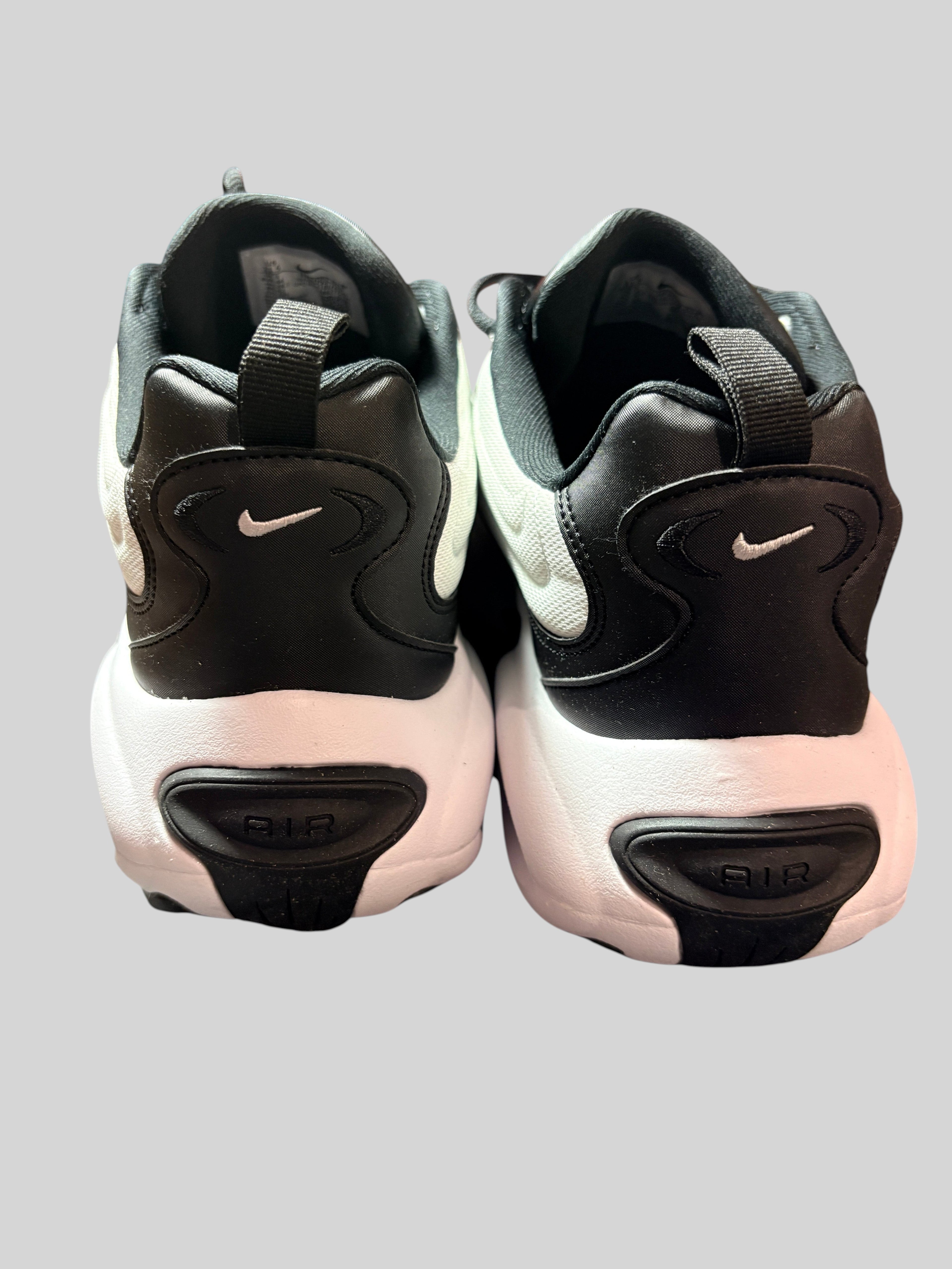 Vue arrière des baskets FASHION SC Nike Air Max Portal noires et blanches avec amorti Air visible au talon