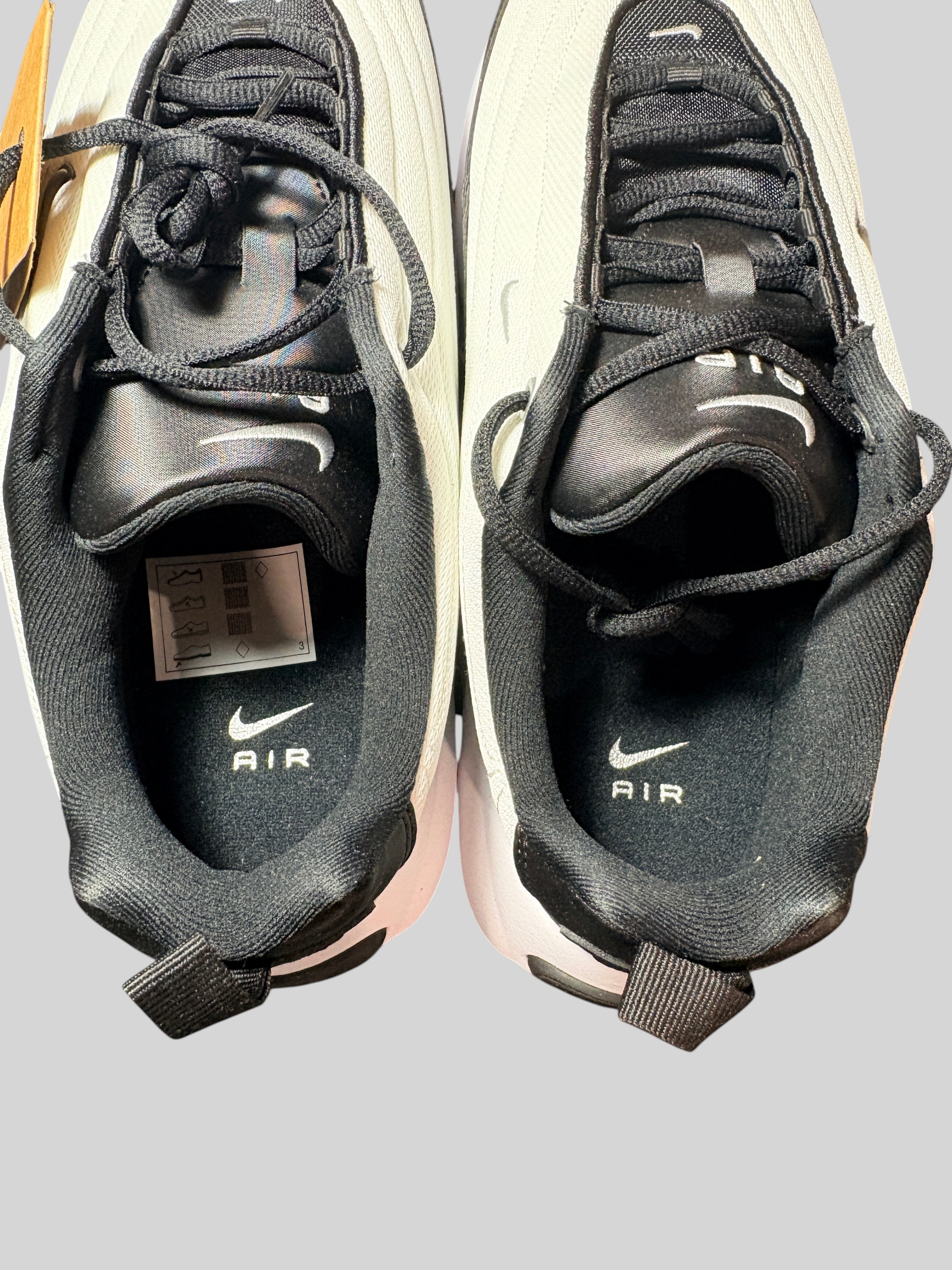 Vue de dessus des baskets FASHION SC Nike Air Max Portal noires et blanches avec semelle intérieure marquée Air