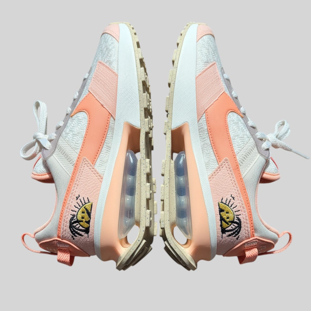 Baskets FASHION SC Nike Air Max Pre-Day SE Sun Club en toile et suède pastel avec motif soleil brodé au talon