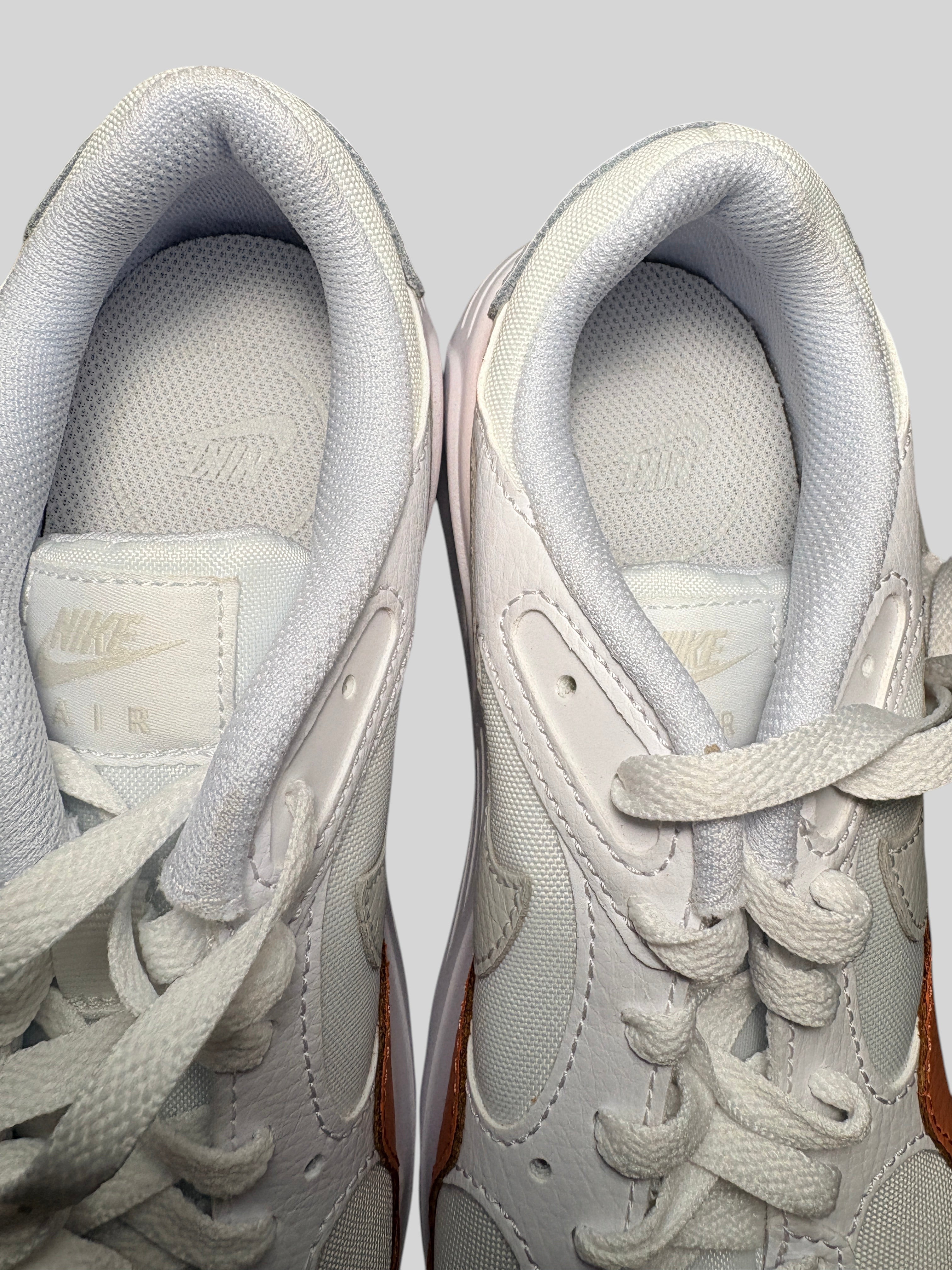 Vue de dessus des baskets FASHION SC Nike Air Max SC blanches avec détails orange pastel en cuir et mesh