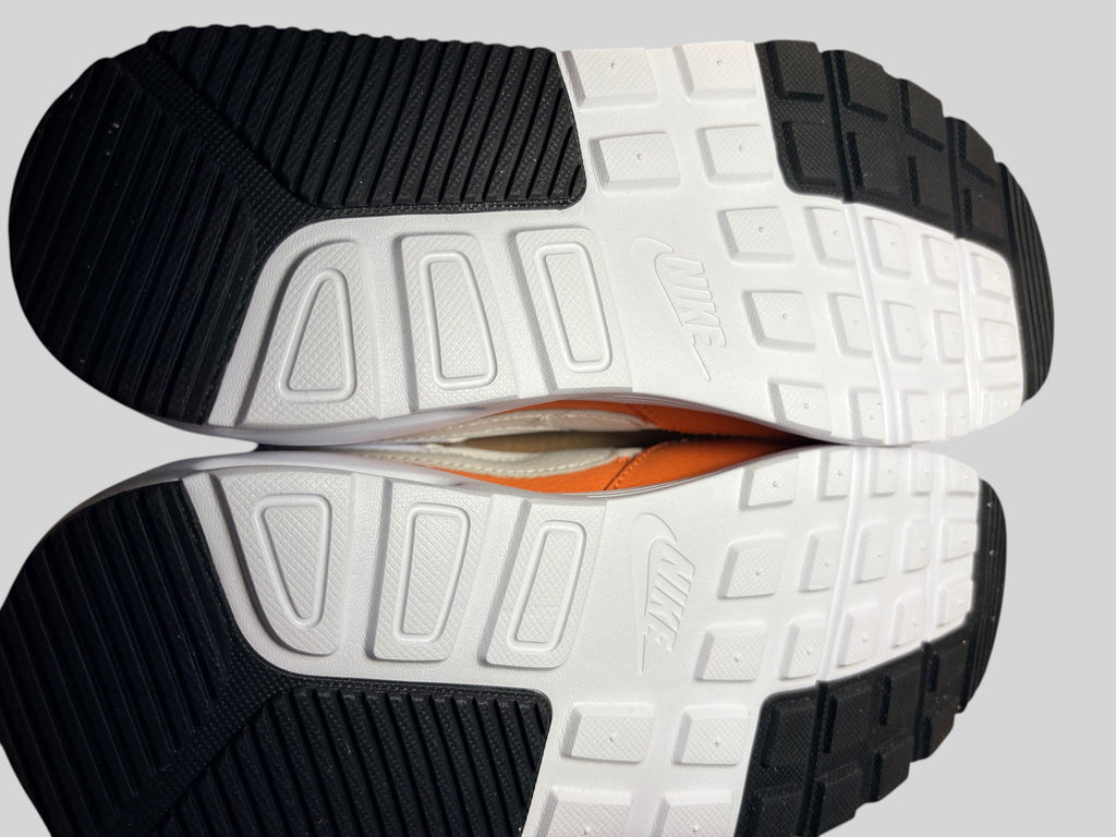 Semelles en caoutchouc blanc et noir des baskets FASHION SC Nike Air Max SC White Healing Orange