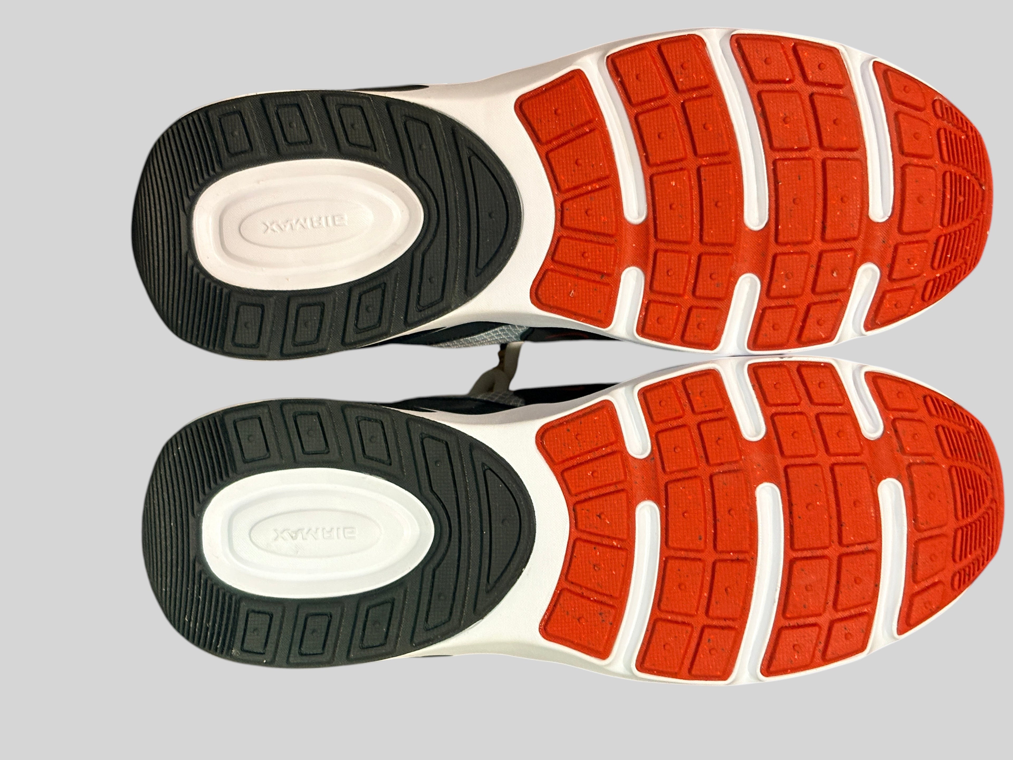 Semelles extérieures en caoutchouc noir, blanc et rouge de baskets FASHION SC Nike Air Max avec rainures de flexion