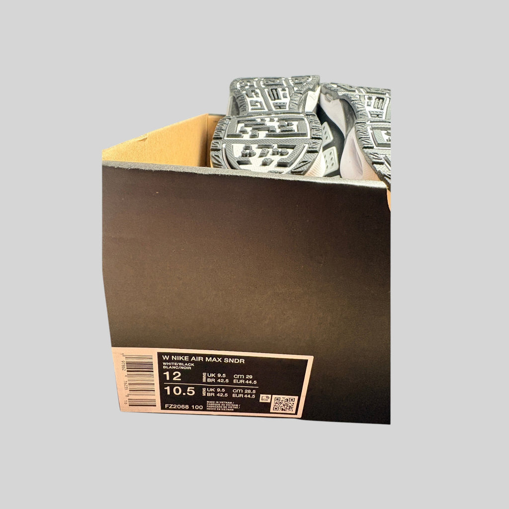 Boîte de chaussures FASHION SC Nike Air Max SNDR noir et blanc avec étiquette de pointure visible