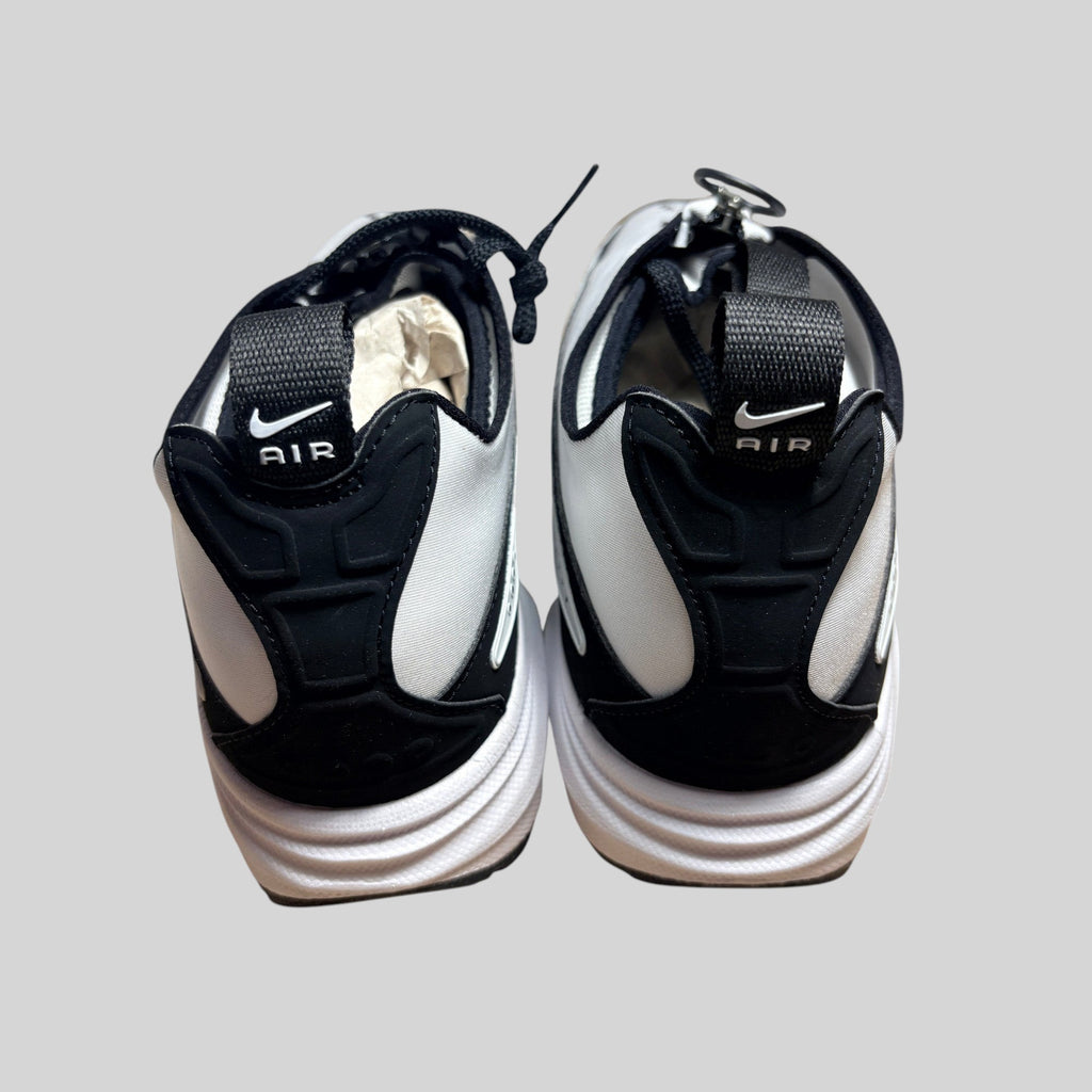 Vue arrière des baskets FASHION SC Nike Air Max SNDR noir et blanc avec fermeture zippée et logo Air sur le talon
