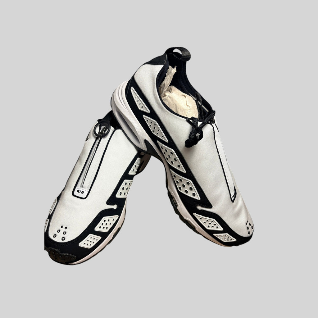 Baskets FASHION SC Nike Air Max SNDR noir et blanc avec fermeture zippée et amorti Max Air sur fond gris