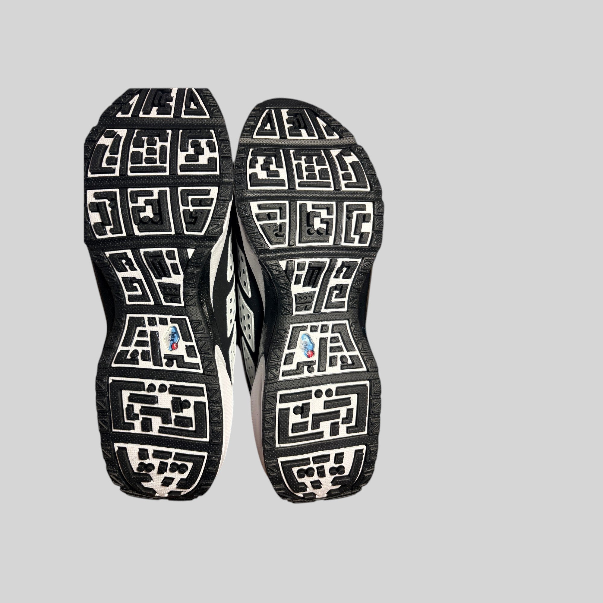 Semelles extérieures en caoutchouc noir et blanc des baskets Nike Air Max SNDR vendues par FASHION SC