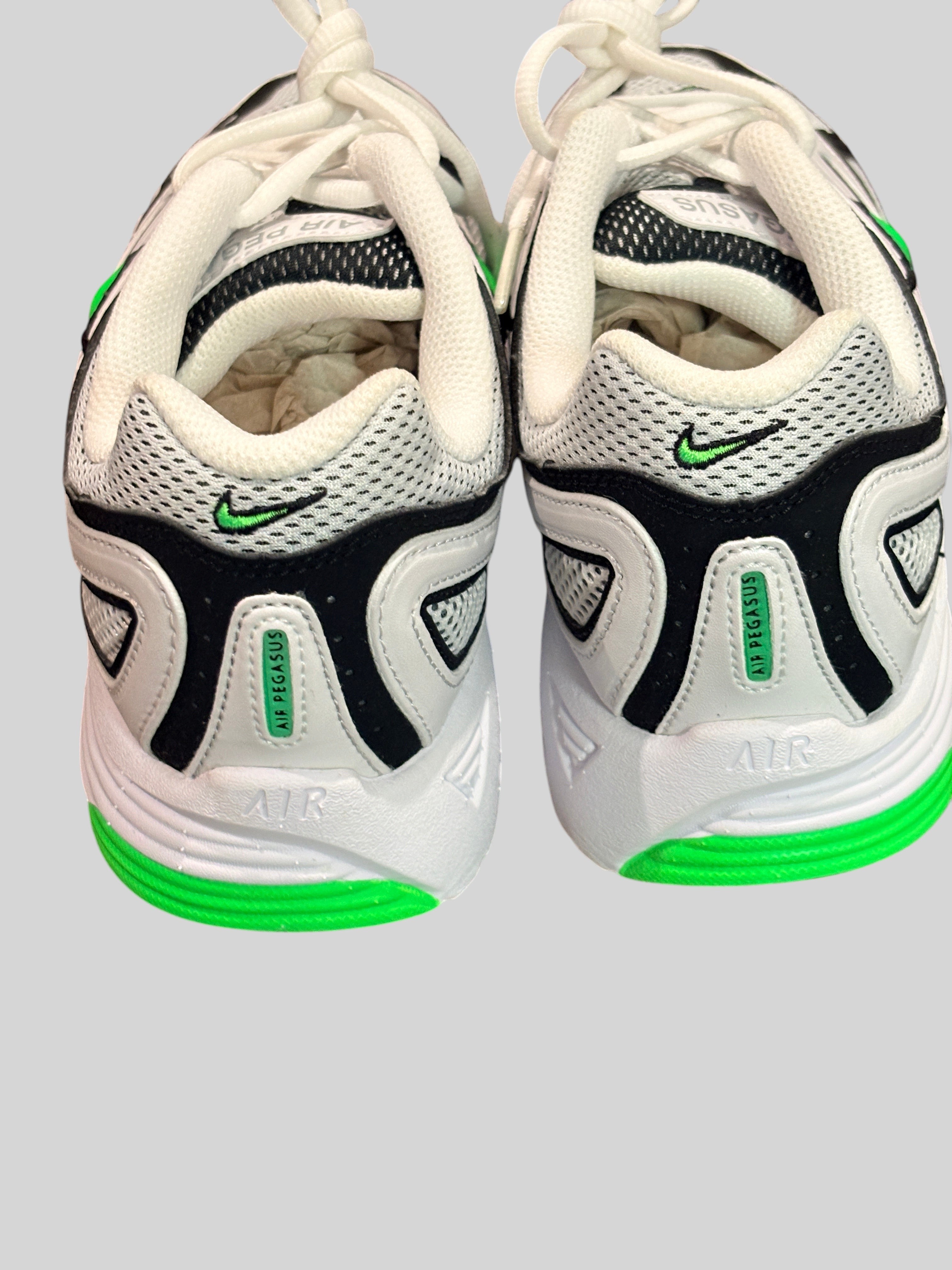 Vue arrière des baskets FASHION SC Nike Air Pegasus blanches, noires et vert fluo avec détails texturés