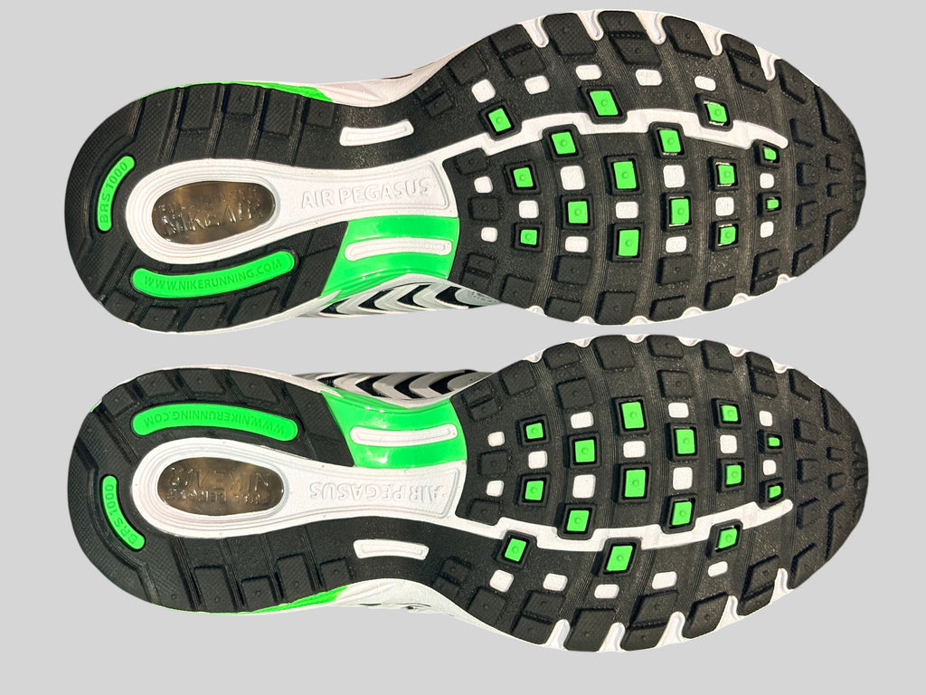 Semelles extérieures en caoutchouc noir et vert de baskets FASHION SC Nike Air Pegasus avec détails techniques