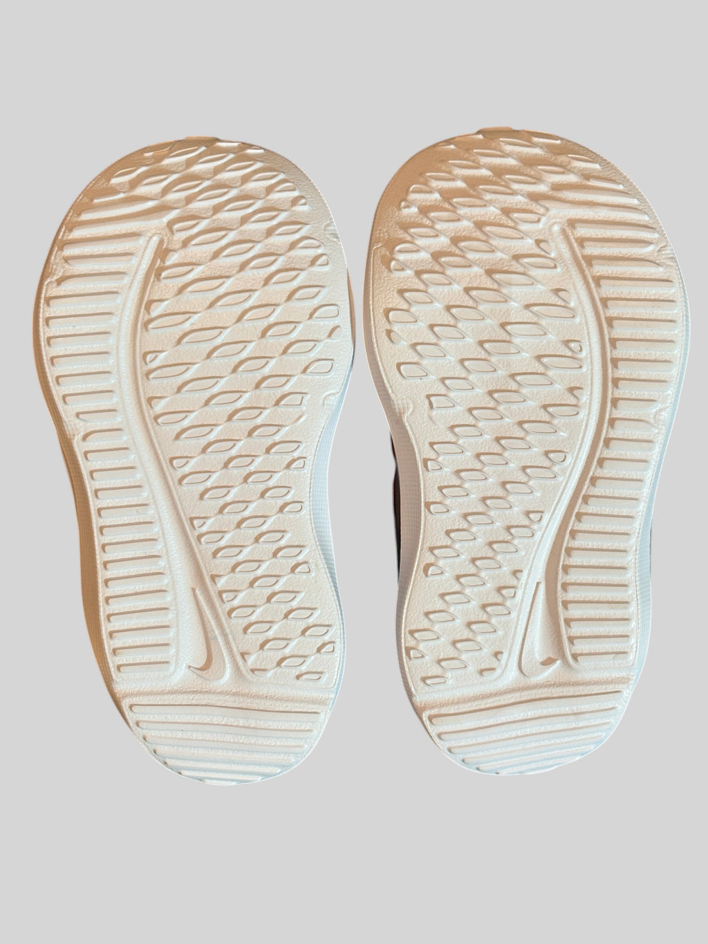 Semelles extérieures blanches en caoutchouc des baskets FASHION SC Nike Cosmic Runner pour bébé avec motif texturé