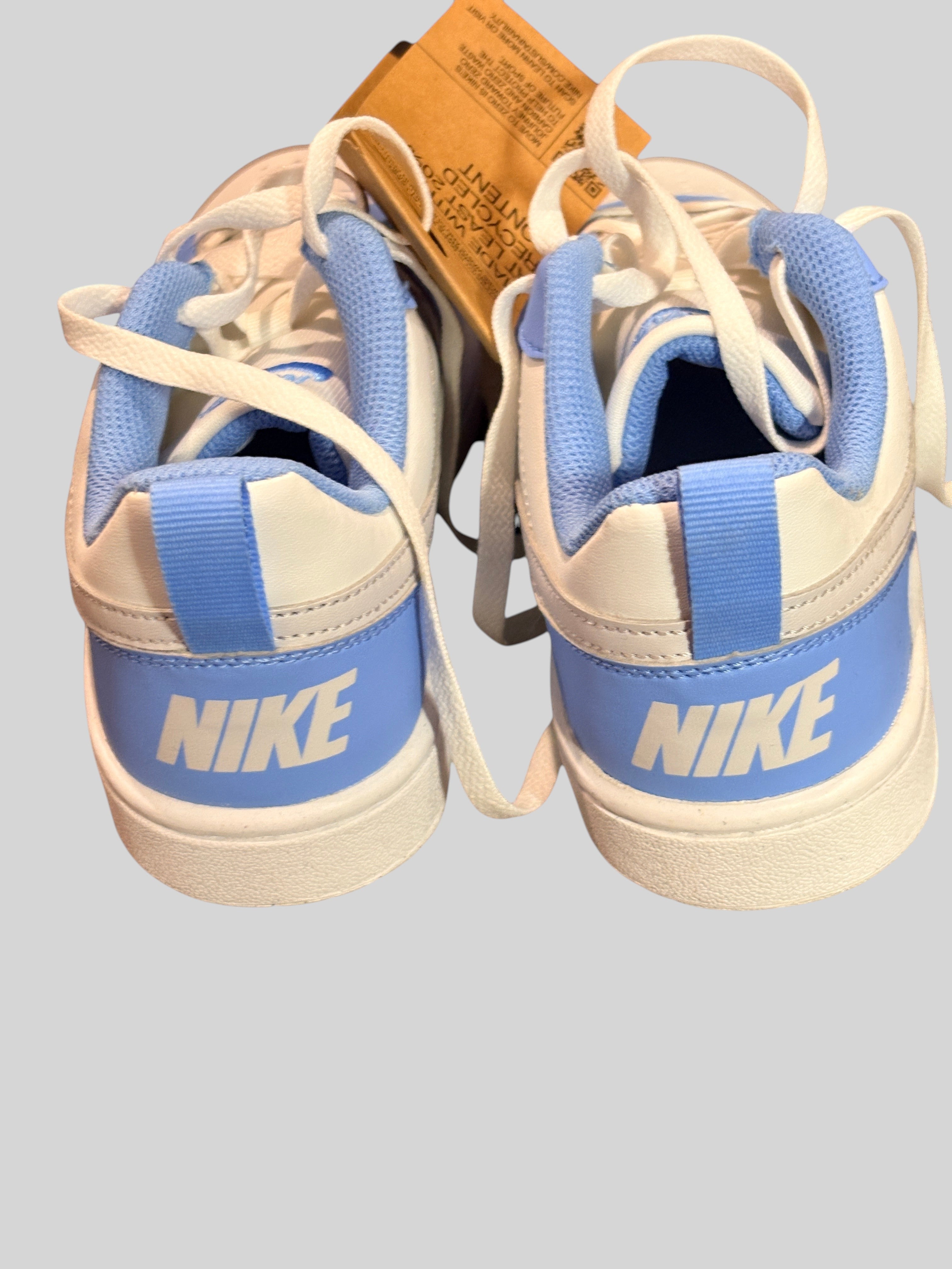 Vue arrière des baskets FASHION SC Nike Court Borough Low Recraft blanches et bleu Cobalt Pulse pour enfant