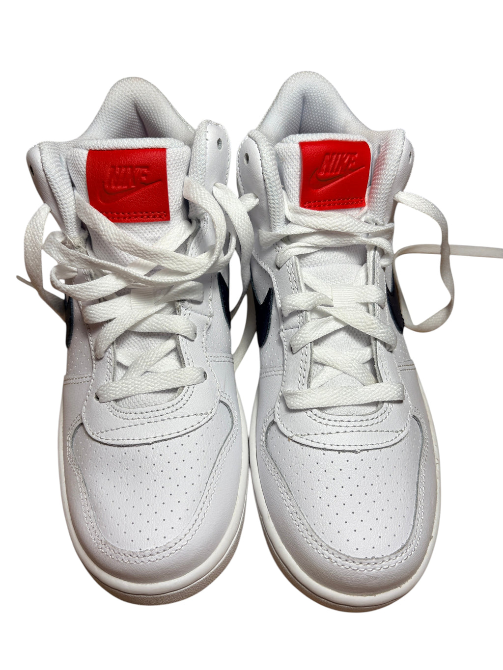 Baskets montantes FASHION SC Nike Court Borough blanches avec logo bleu marine et languette rouge, style basketball.