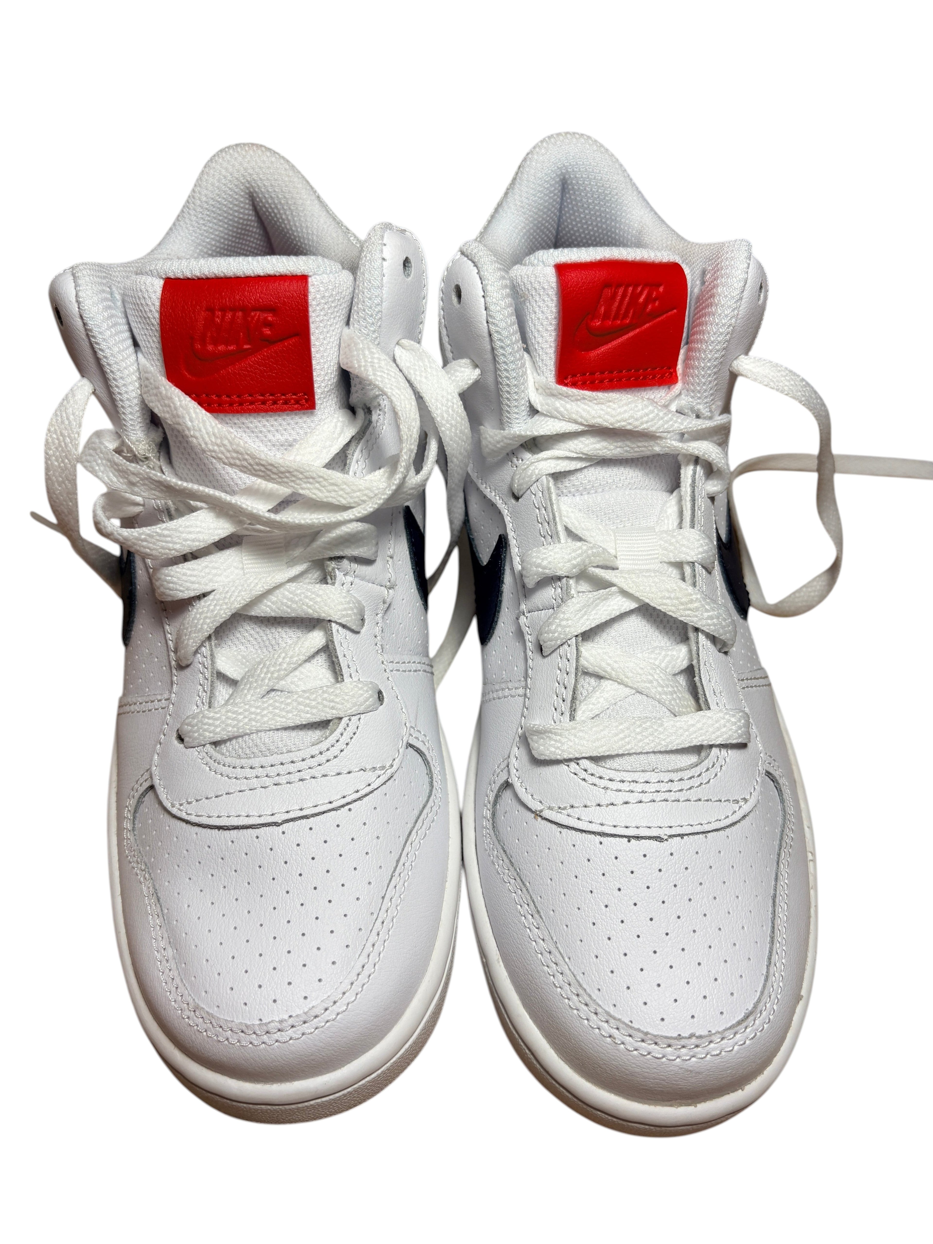 Baskets montantes FASHION SC Nike Court Borough blanches avec logo bleu marine et languette rouge, style basketball.