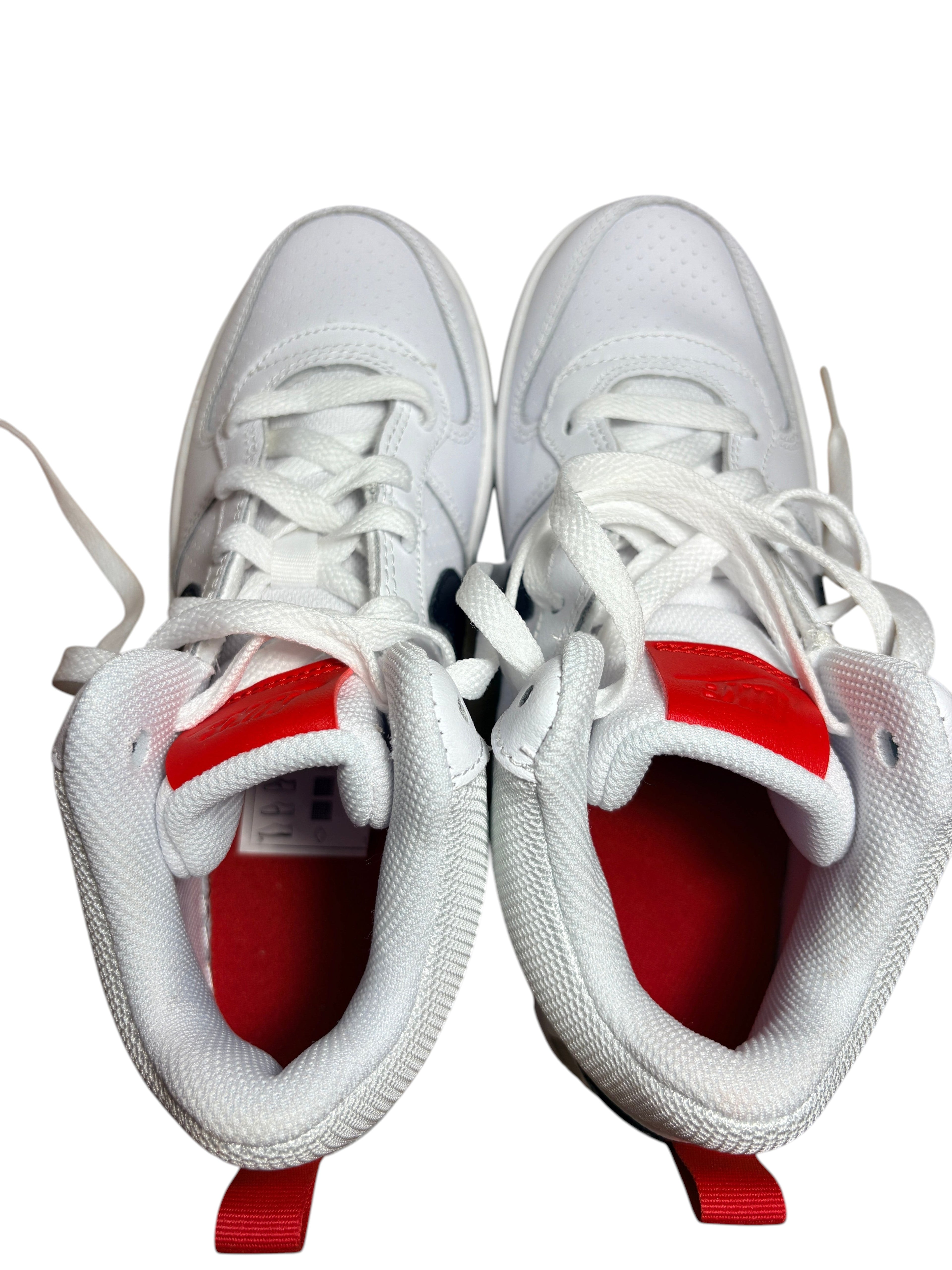 Baskets montantes FASHION SC Nike Court Borough blanches avec détails rouges et lacets blancs vue de dessus