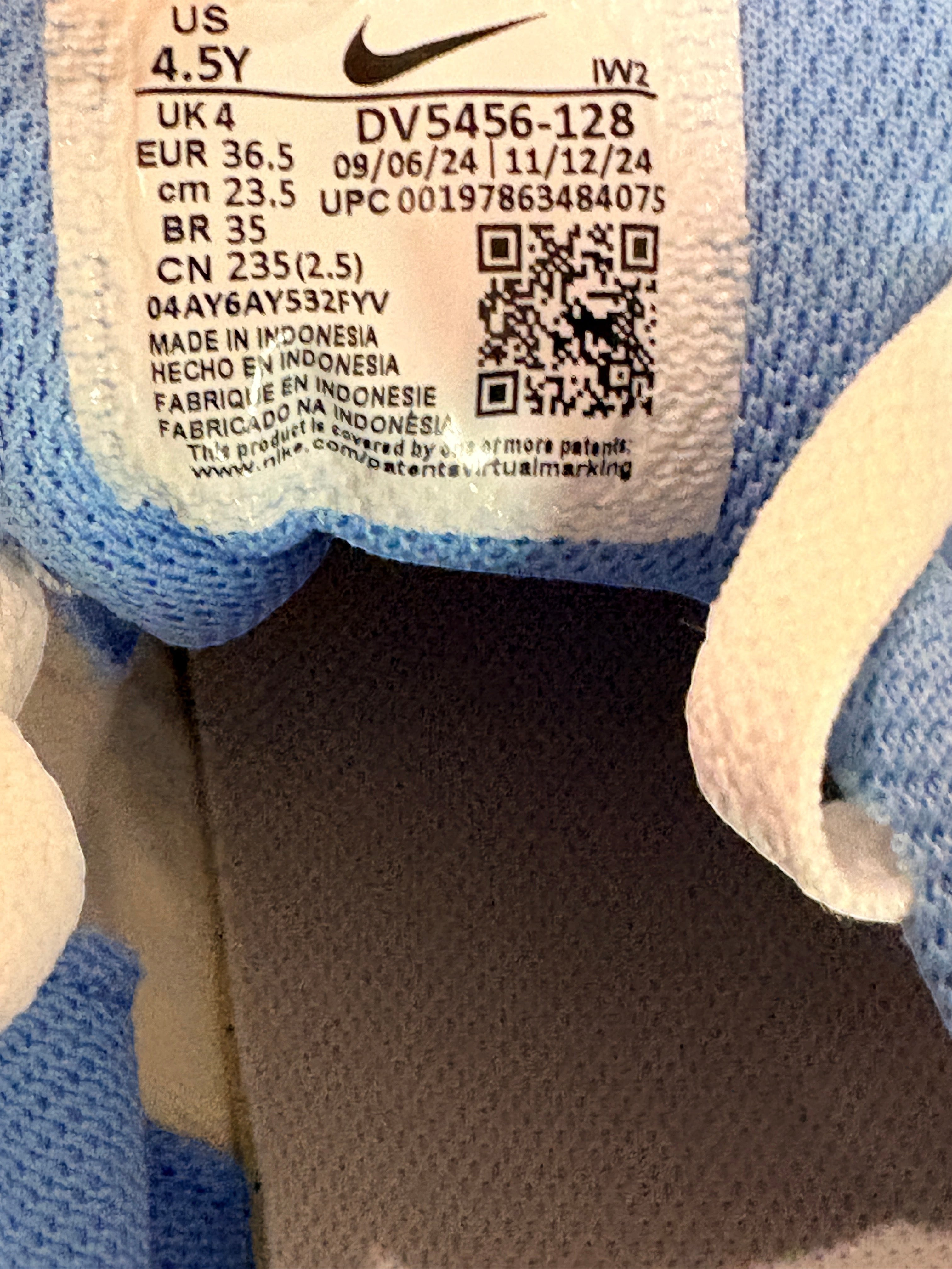 Étiquette intérieure de basket Nike Court Borough Low Recraft GS FASHION SC avec détails de pointure et code SKU