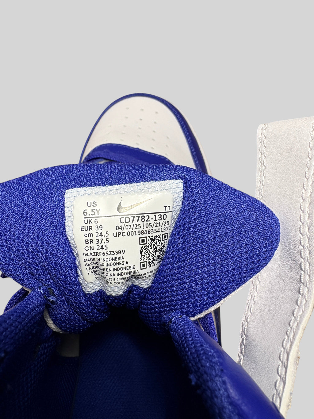 Étiquette intérieure de la basket FASHION SC Nike Court Borough Mid 2 GS blanche et bleue avec détails de taille