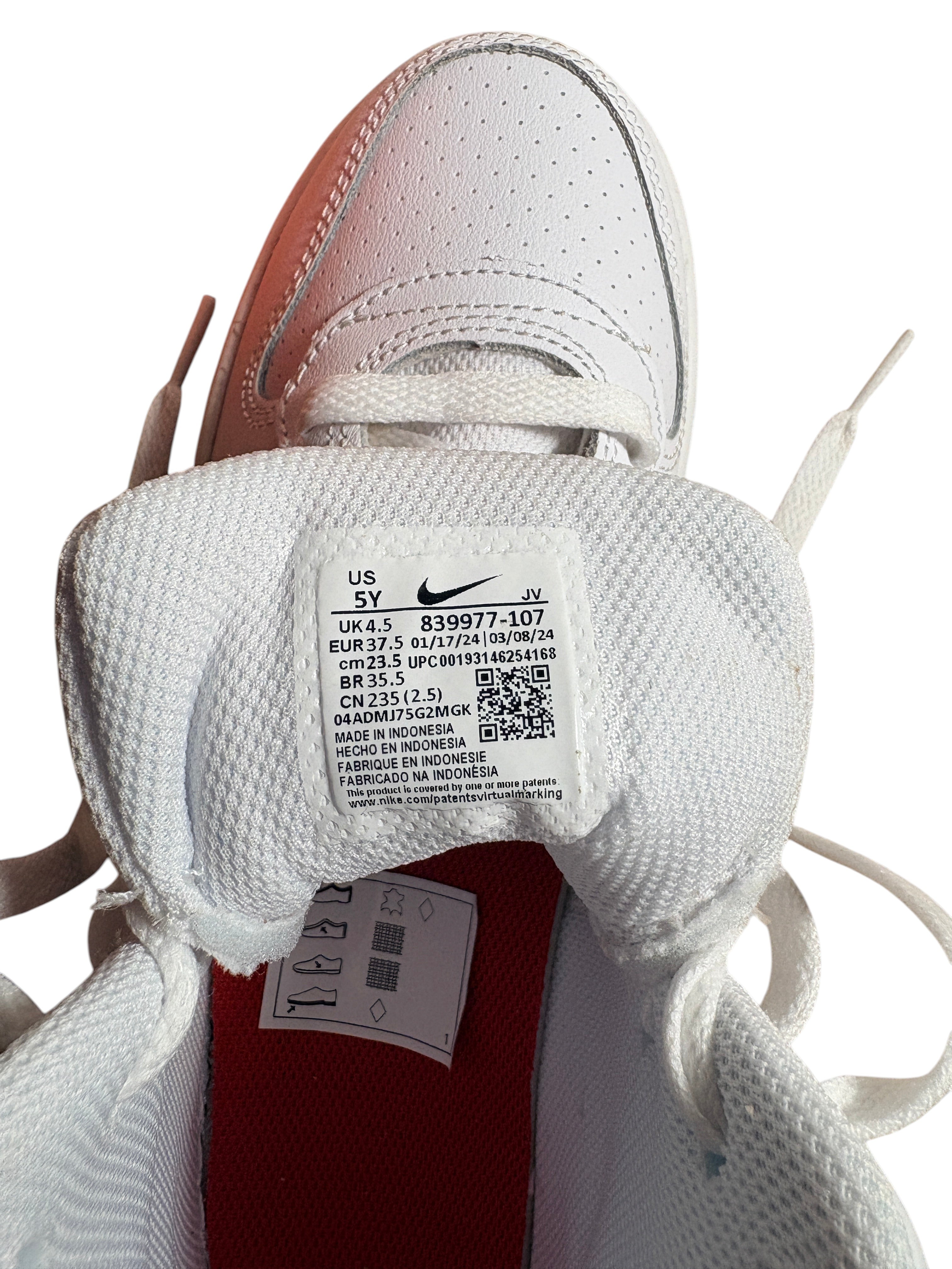 Etiquette interieure de basket FASHION SC Nike Court Borough Mid GS blanche avec details de taille et code SKU
