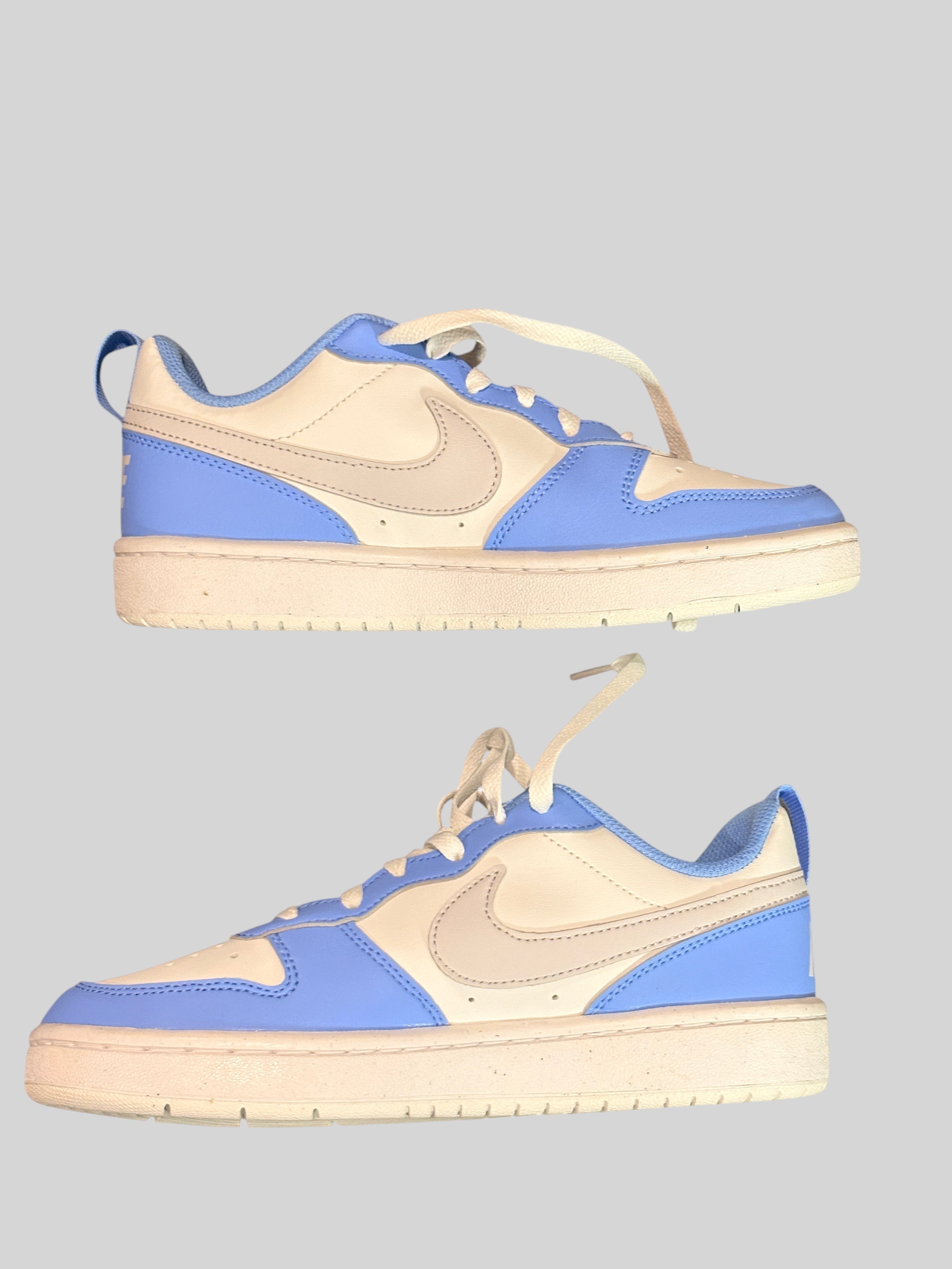 Baskets FASHION SC Nike Court Borough Low Recraft junior blanches et bleu cobalt en matières synthétiques