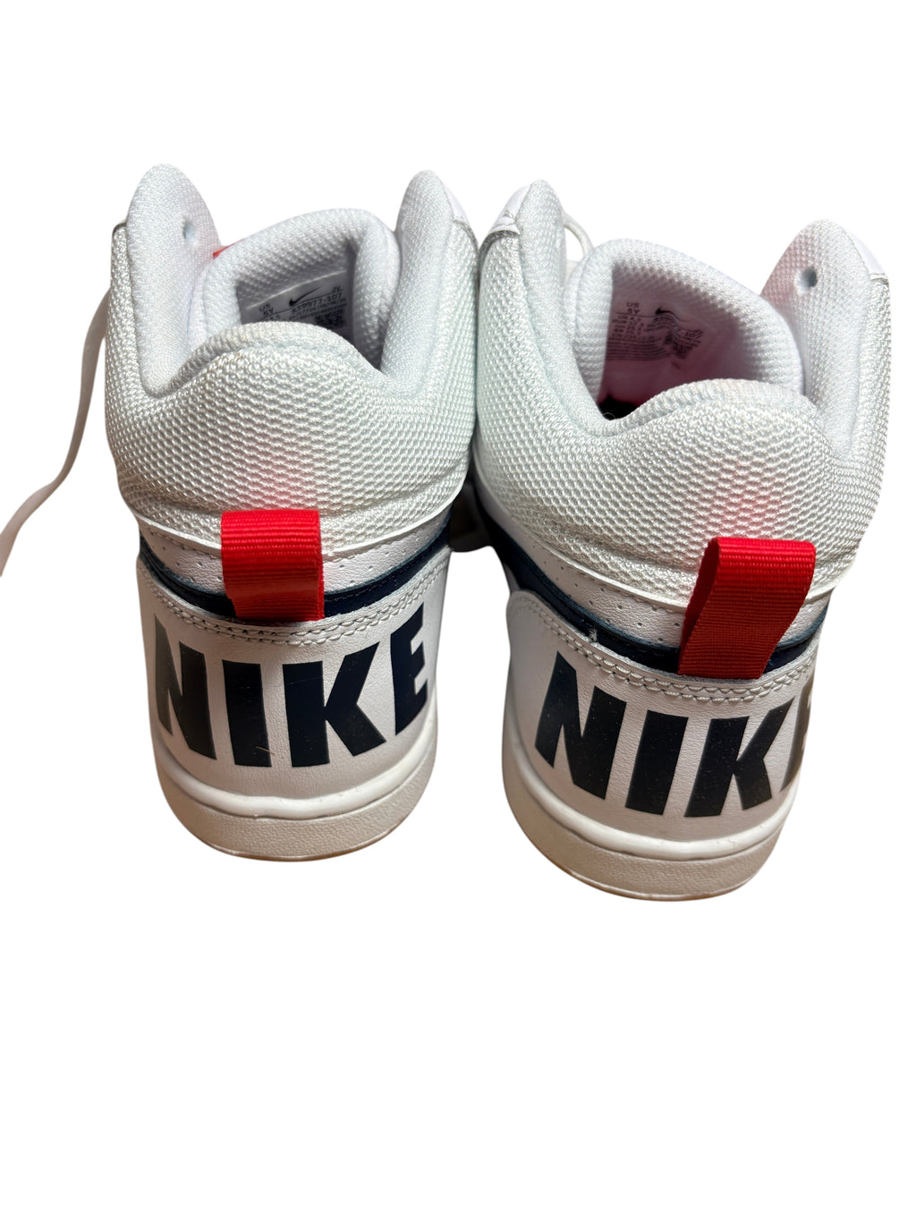 Vue arrière des baskets FASHION SC Nike Court Borough Mid GS blanches avec logo Nike noir et languette rouge