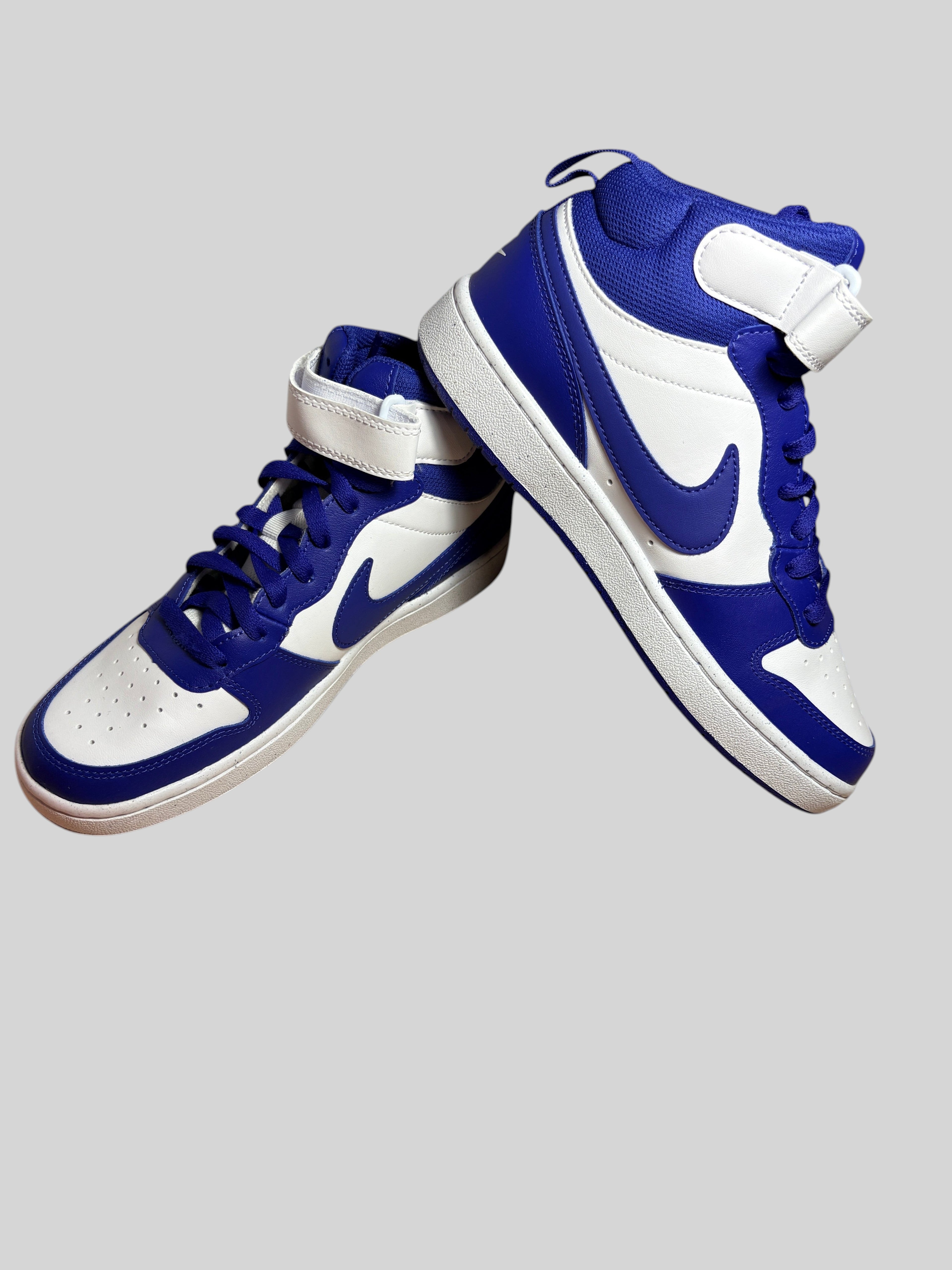 Baskets montantes FASHION SC Nike Court Borough Mid 2 en cuir blanc et bleu nuit avec bride à la cheville