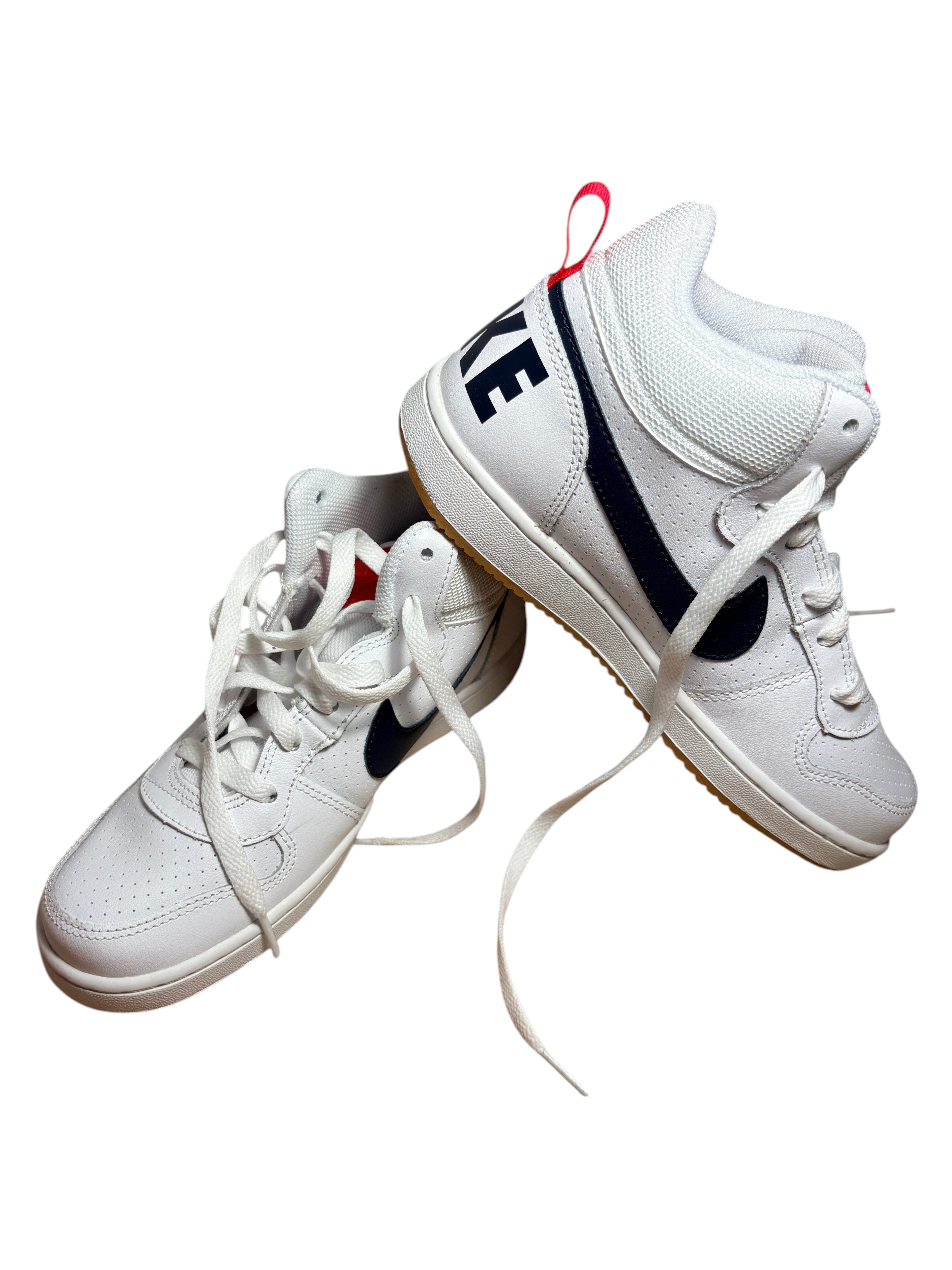 Baskets FASHION SC Nike Court Borough Mid GS blanches en cuir avec Swoosh bleu marine et semelle gomme