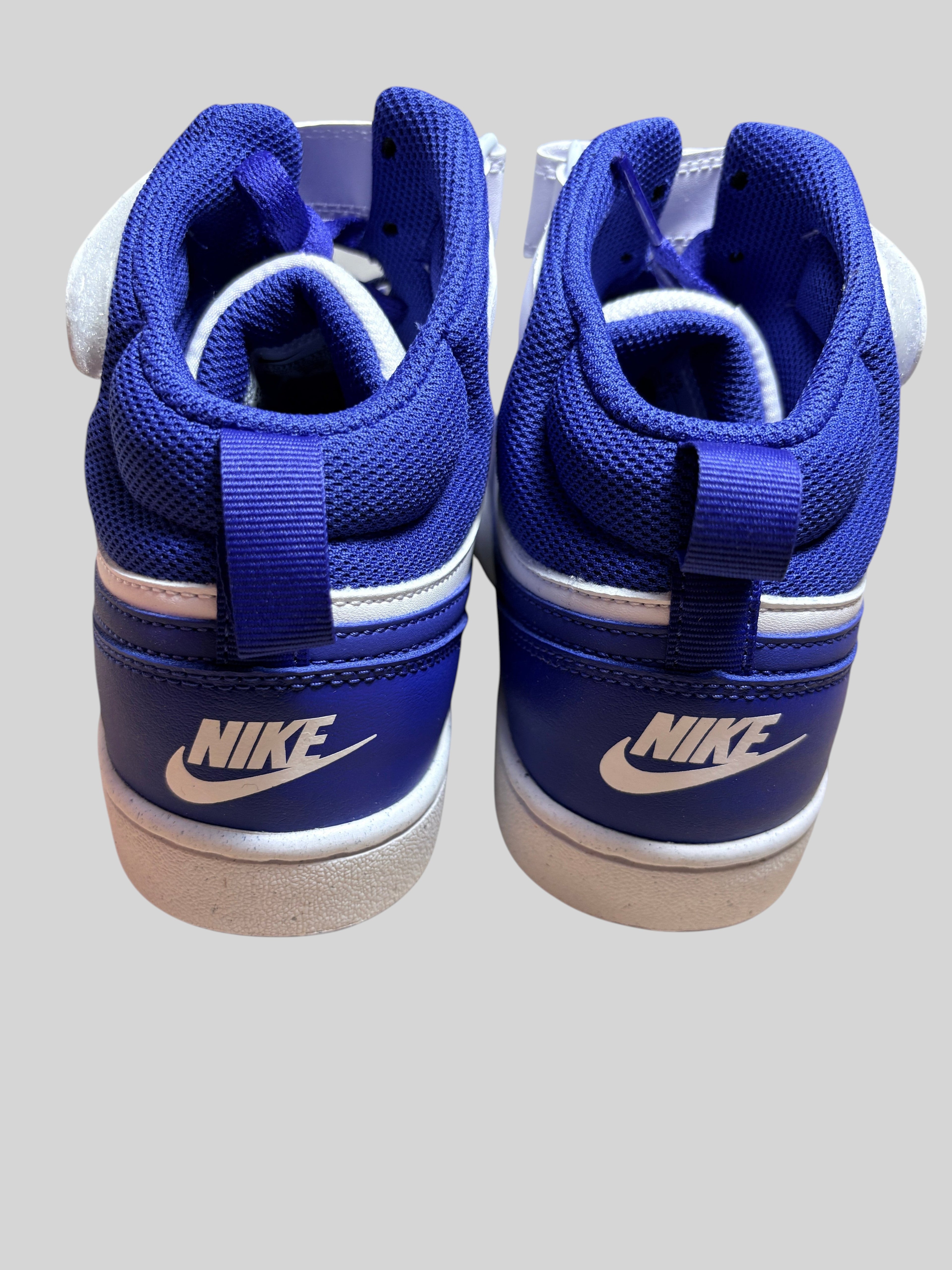 Vue arrière des baskets montantes FASHION SC Nike Court Borough Mid 2 en cuir blanc et bleu nuit avec logo Nike