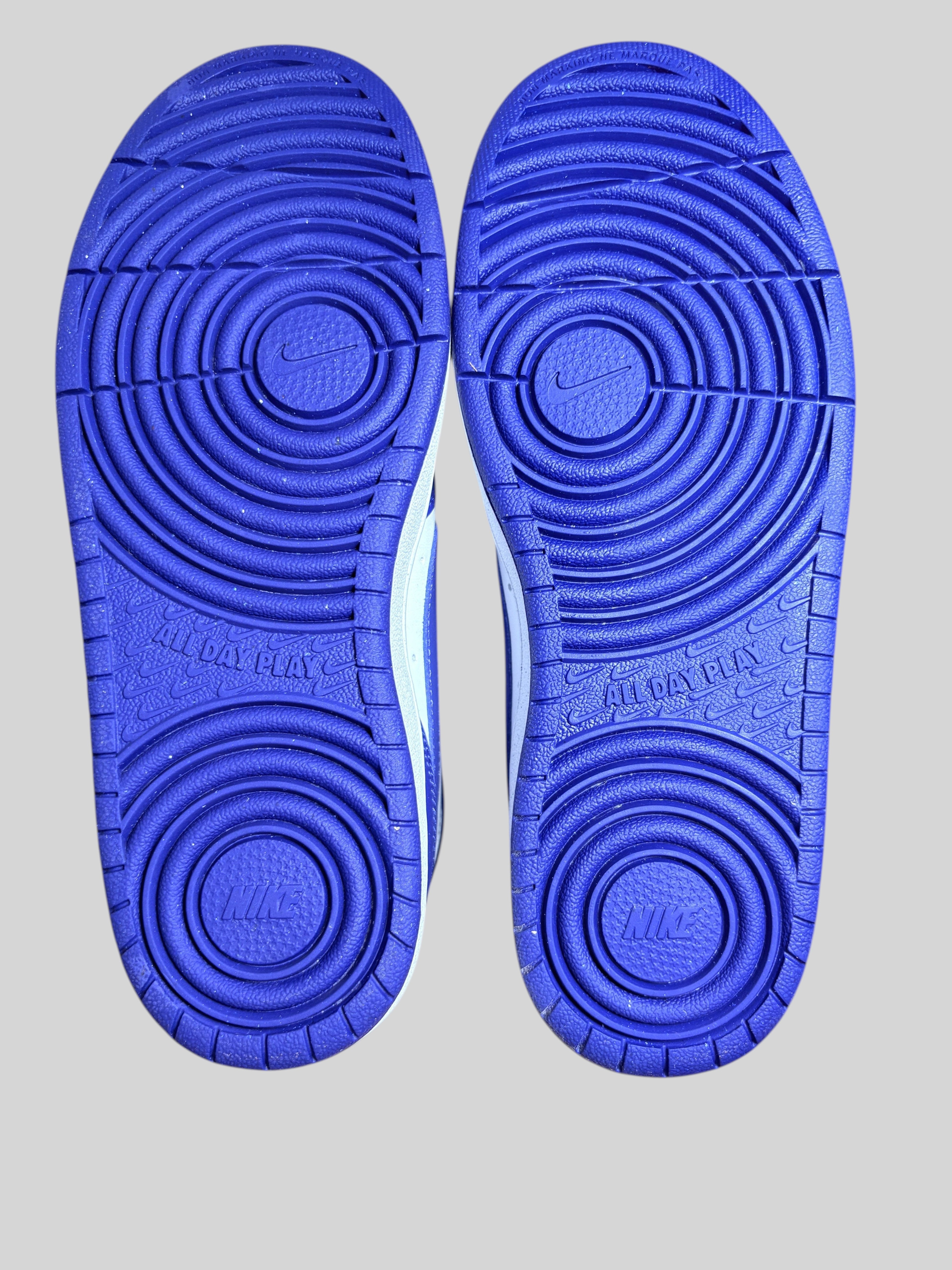 Semelles extérieures en caoutchouc bleu vif des baskets FASHION SC Nike Court Borough Mid 2 avec motif circulaire