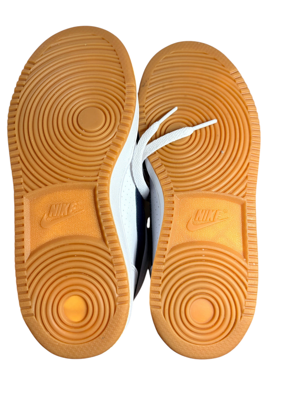Semelles en gomme marron des baskets FASHION SC Nike Court Borough Mid GS avec motif circulaire antidérapant