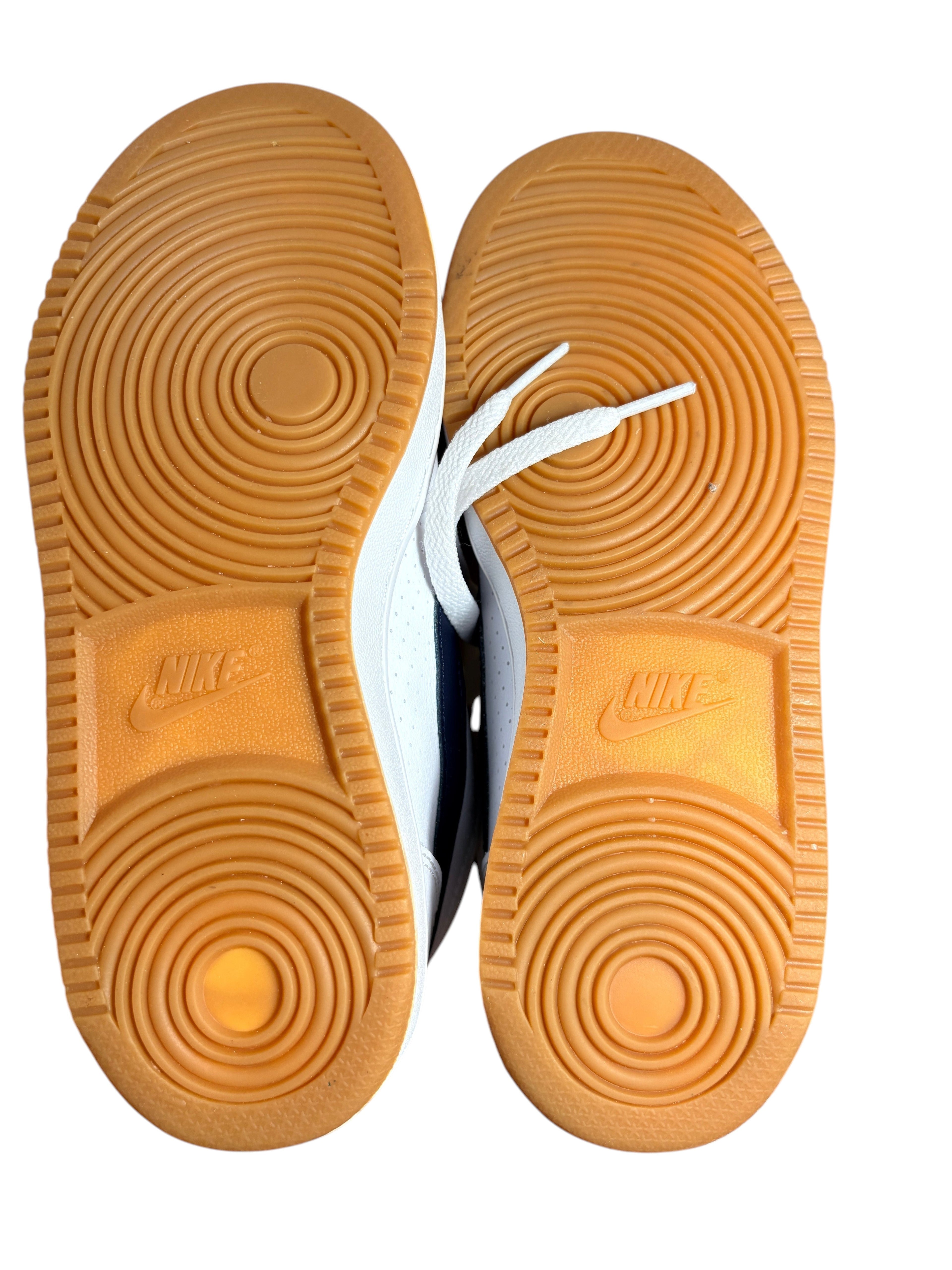 Semelles en gomme marron des baskets FASHION SC Nike Court Borough Mid GS avec motif circulaire antidérapant