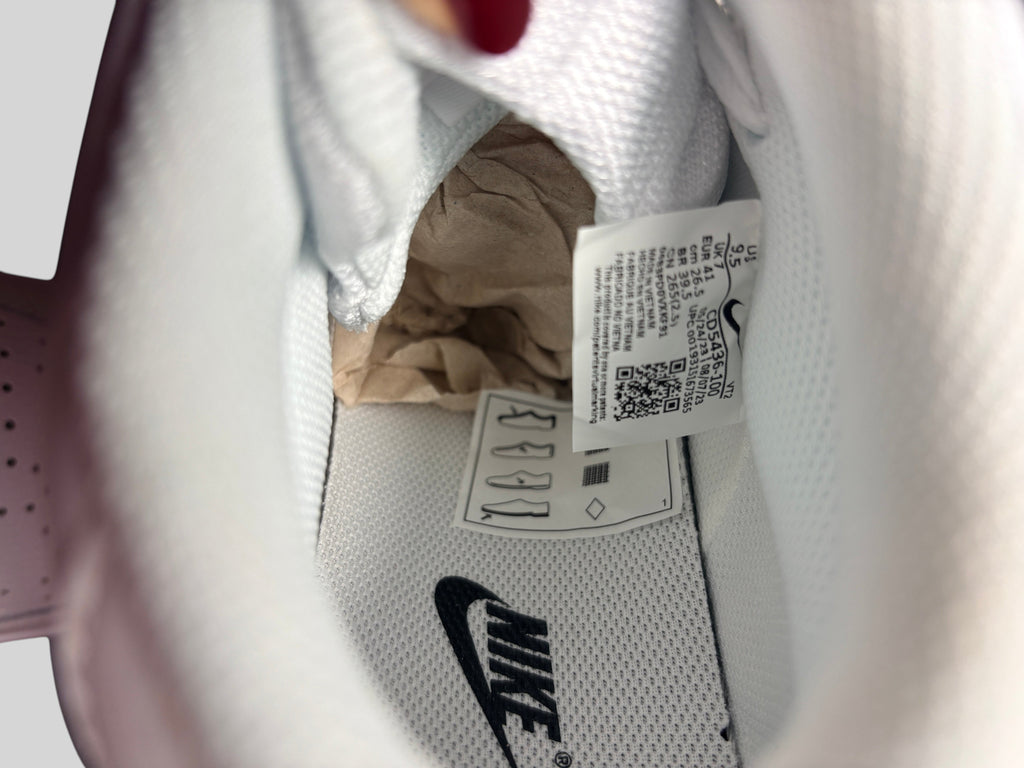 Etiquette intérieure FASHION SC des baskets Nike Court Vision Mid blanches avec détails de taille et code SKU
