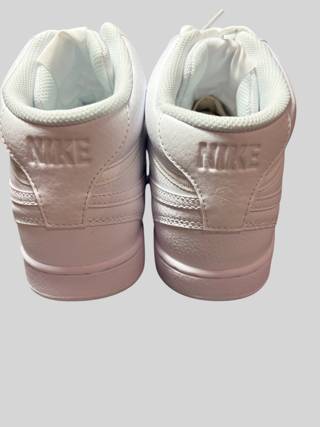 Vue arrière des baskets FASHION SC Nike Court Vision Mid blanches en cuir avec logo Nike embossé au talon