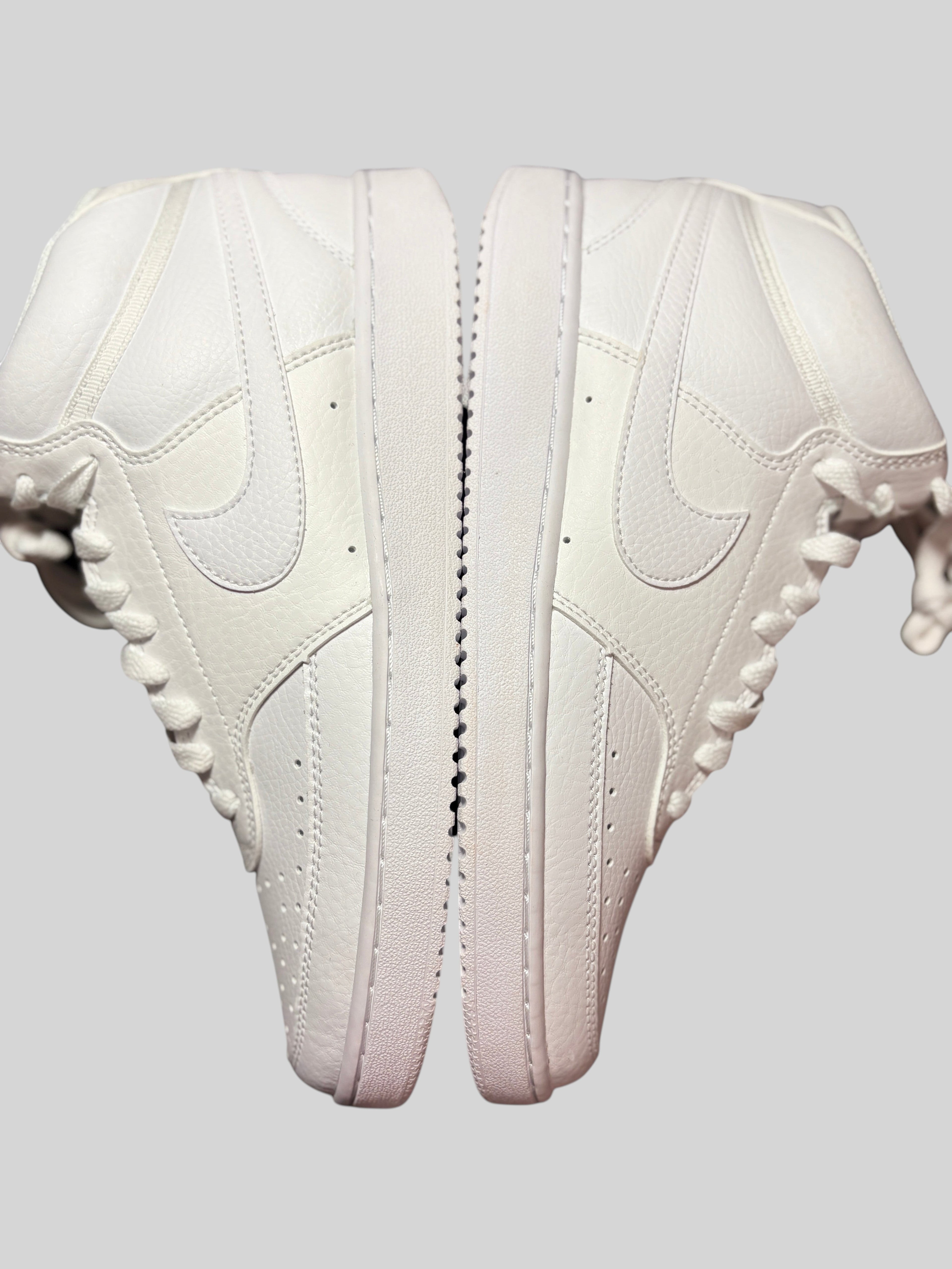 Baskets montantes FASHION SC Nike Court Vision Mid pour femme en cuir blanc Triple White avec détails perforés
