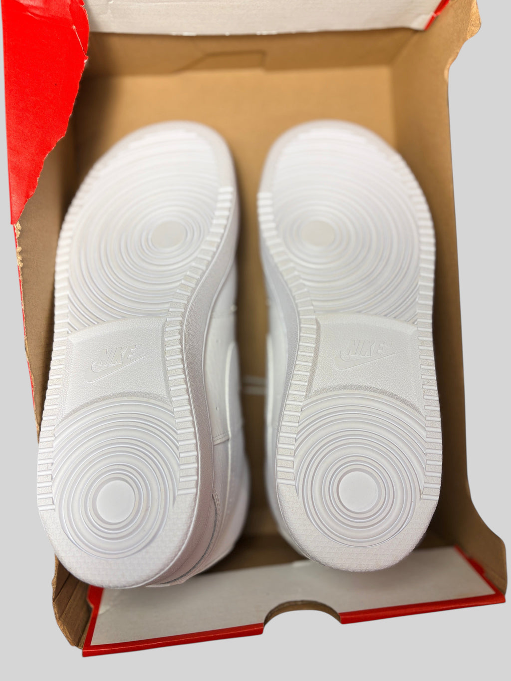 Semelles en caoutchouc blanc des baskets FASHION SC Nike Court Vision Mid dans leur boîte d'origine